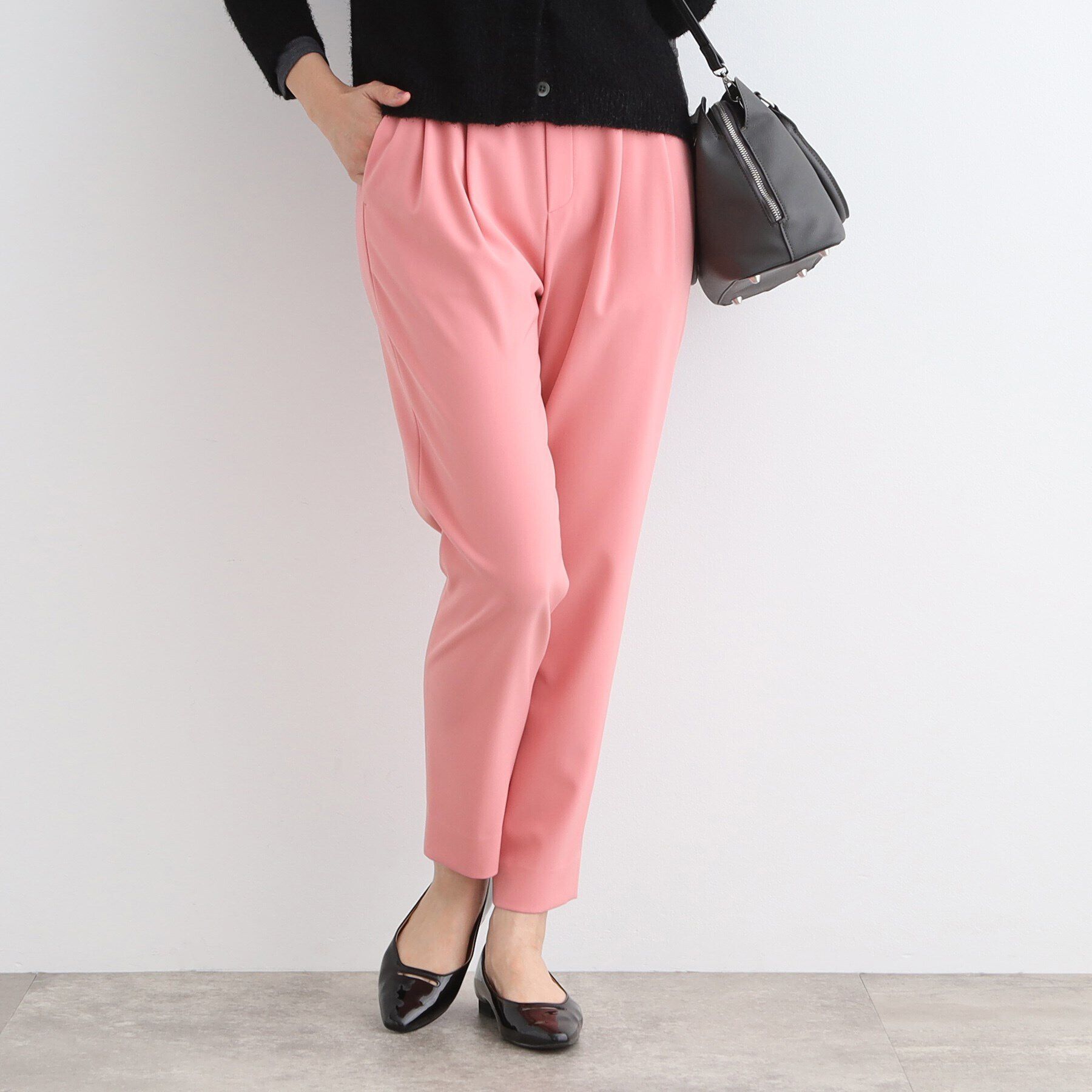 INDIVI「【褒められパンツ／高ストレッチ／ウエストゴム】タックテーパードパンツ」|その他|ピンク(071)