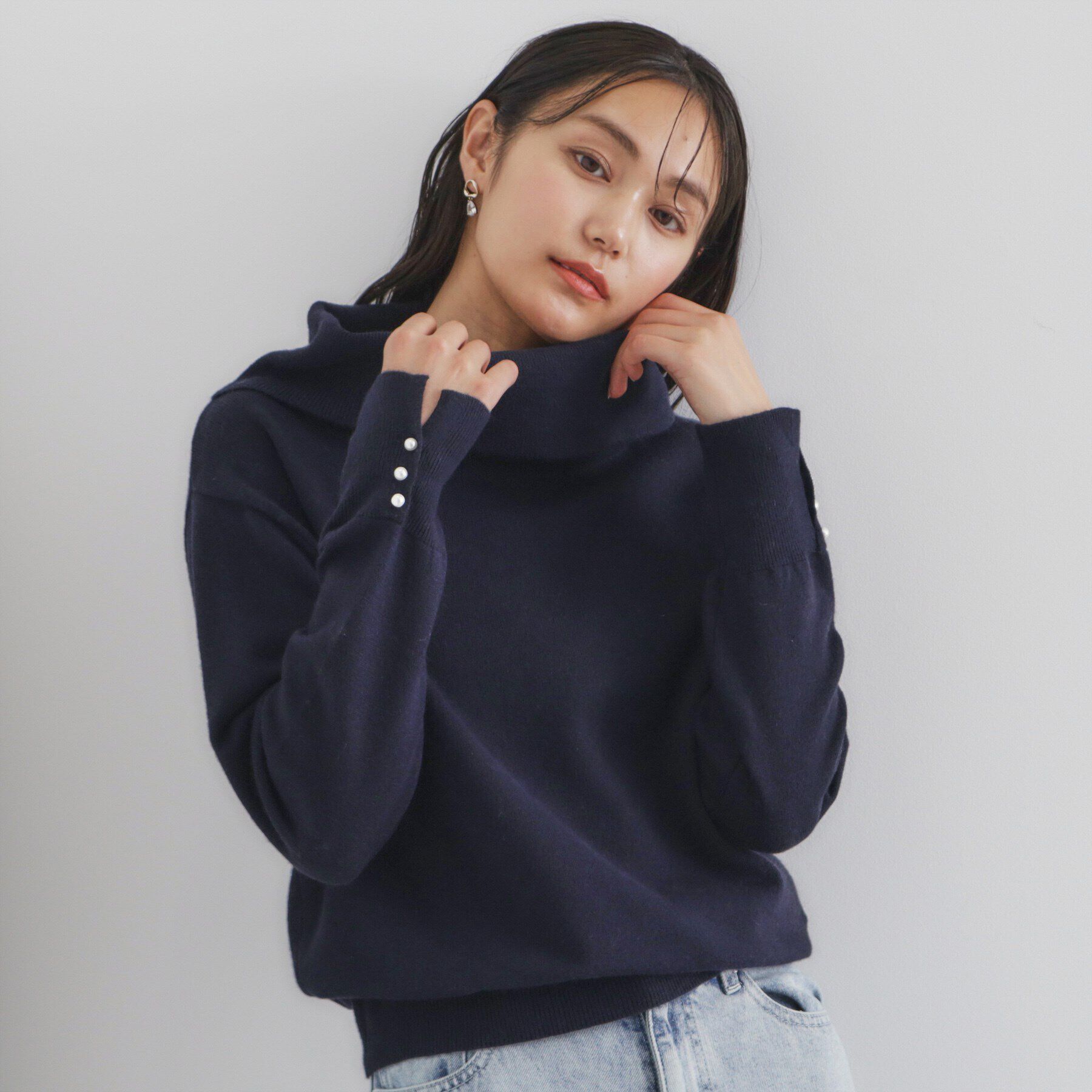 index「《8color/XS-LLsize》パール調ボタン付きオフタートルニット【洗濯機洗い可】」|ニット・セーター|ネイビー(094)