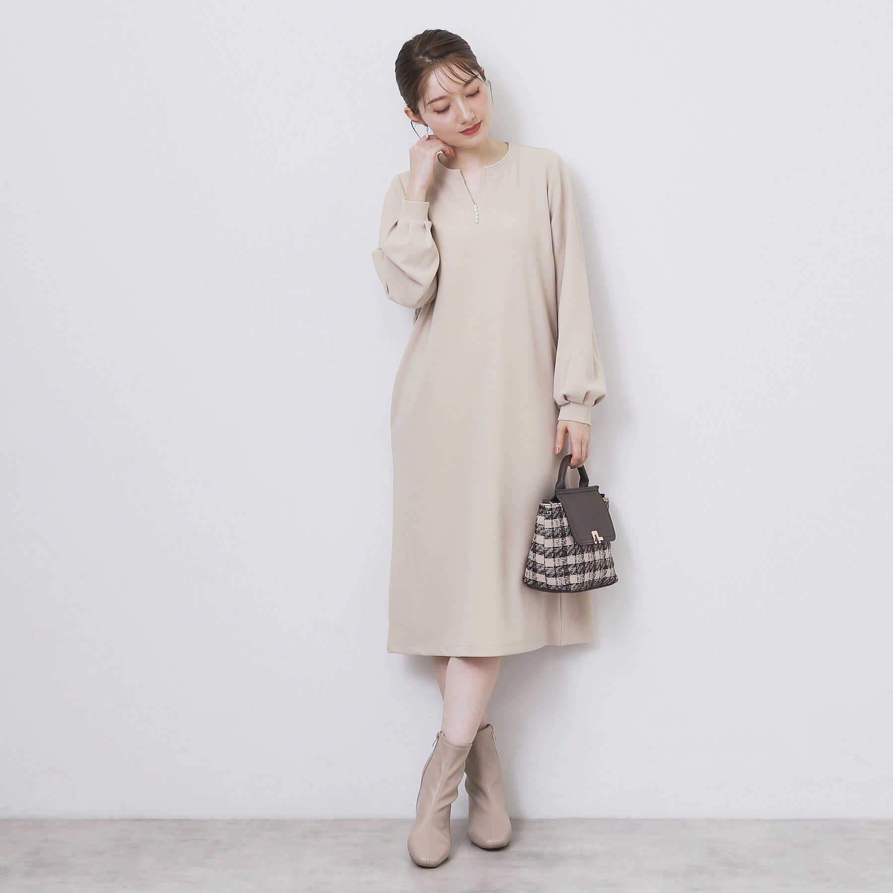 index「パール調ボタン付きキーネックワンピース【洗濯機OK】《S～3L》」|ワンピース|