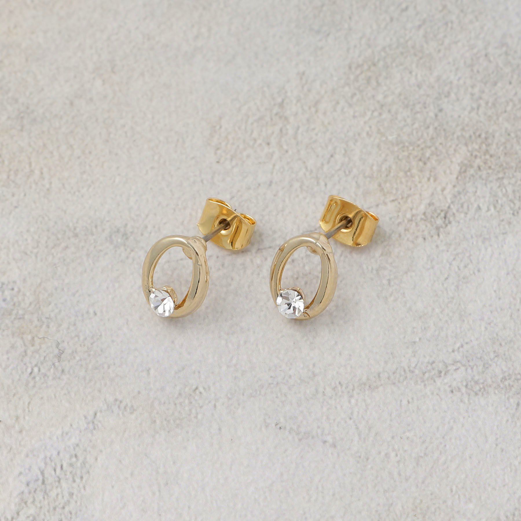 OPAQUE.CLIP「オーバルメタル&times;ビジューミニピアス」|ピアス|ゴールド(007)