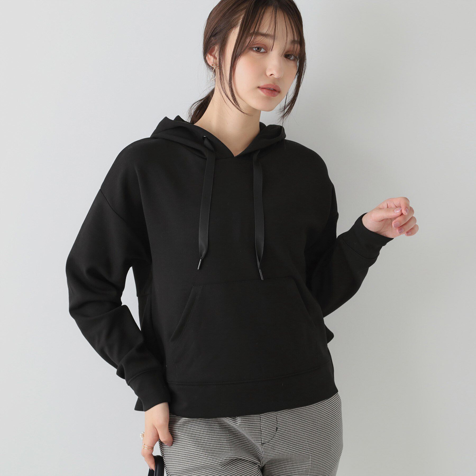 Couture broach「【洗える・オトナ可愛い】バックフリルダンボールフーディー」|パーカー|ﾌﾞﾗｯｸ(019)