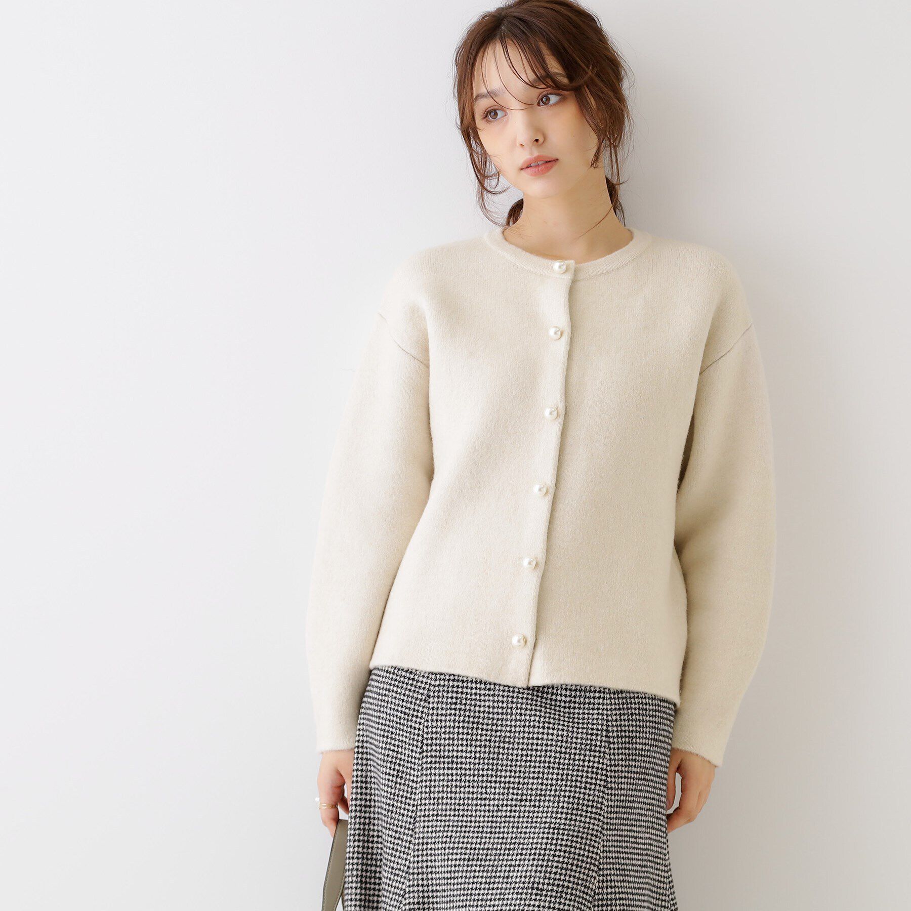 Couture broach「【上品仕立て】パール調釦コクーンニットジャケット」|ノーカラージャケット|