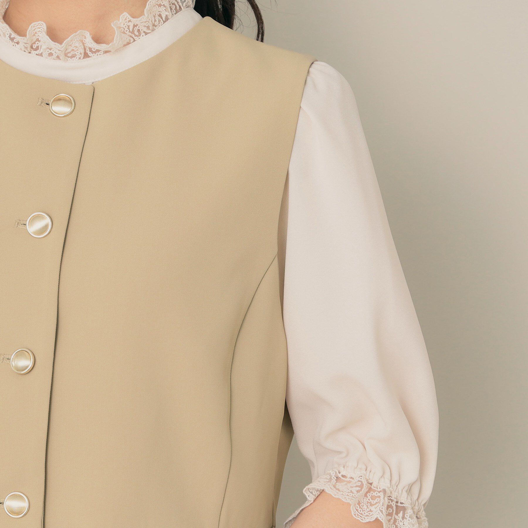 Couture broach「【フェミニン・きれいめ】ゴールド釦ペプラムジレ」|ベスト・ジレ|