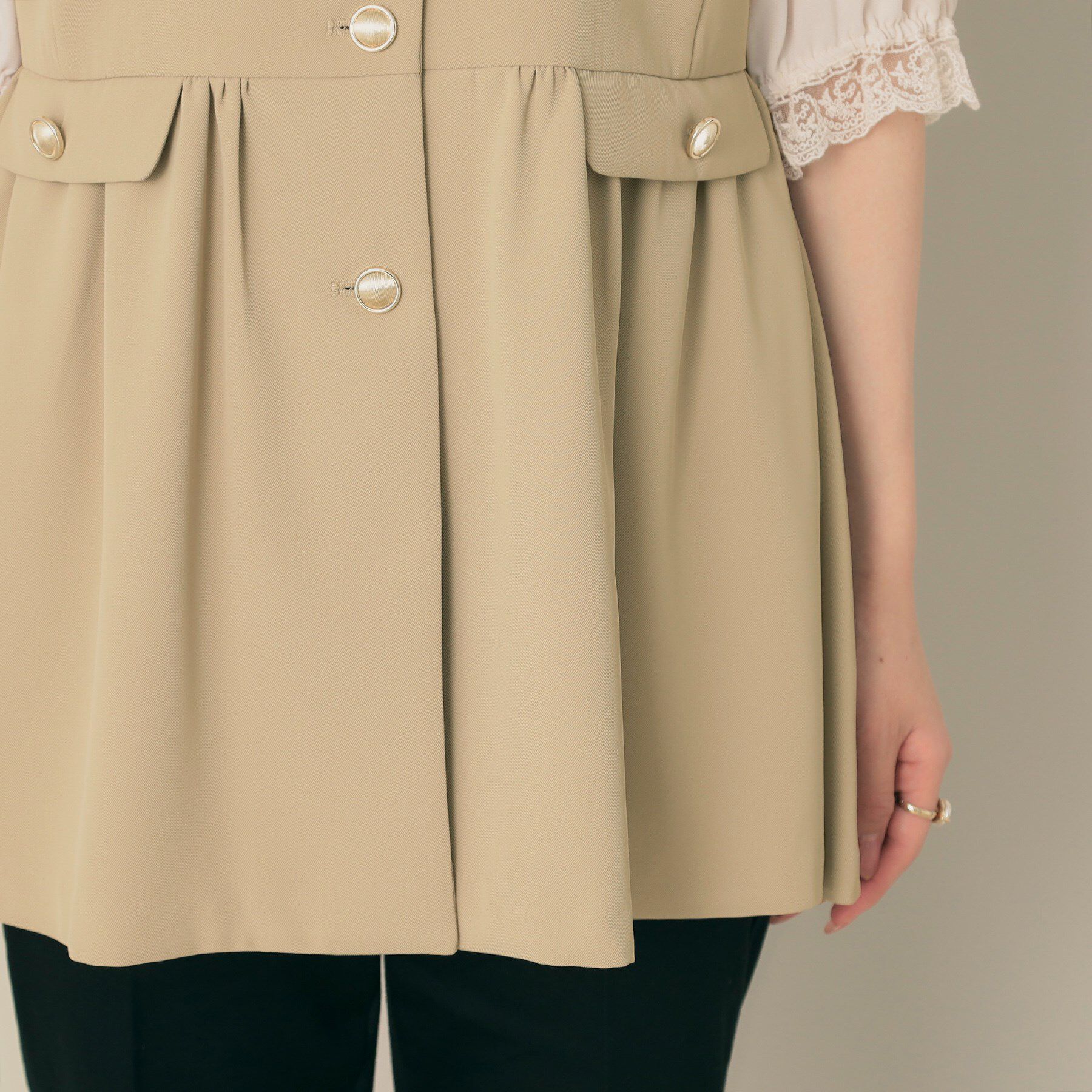 Couture broach「【フェミニン・きれいめ】ゴールド釦ペプラムジレ」|ベスト・ジレ|