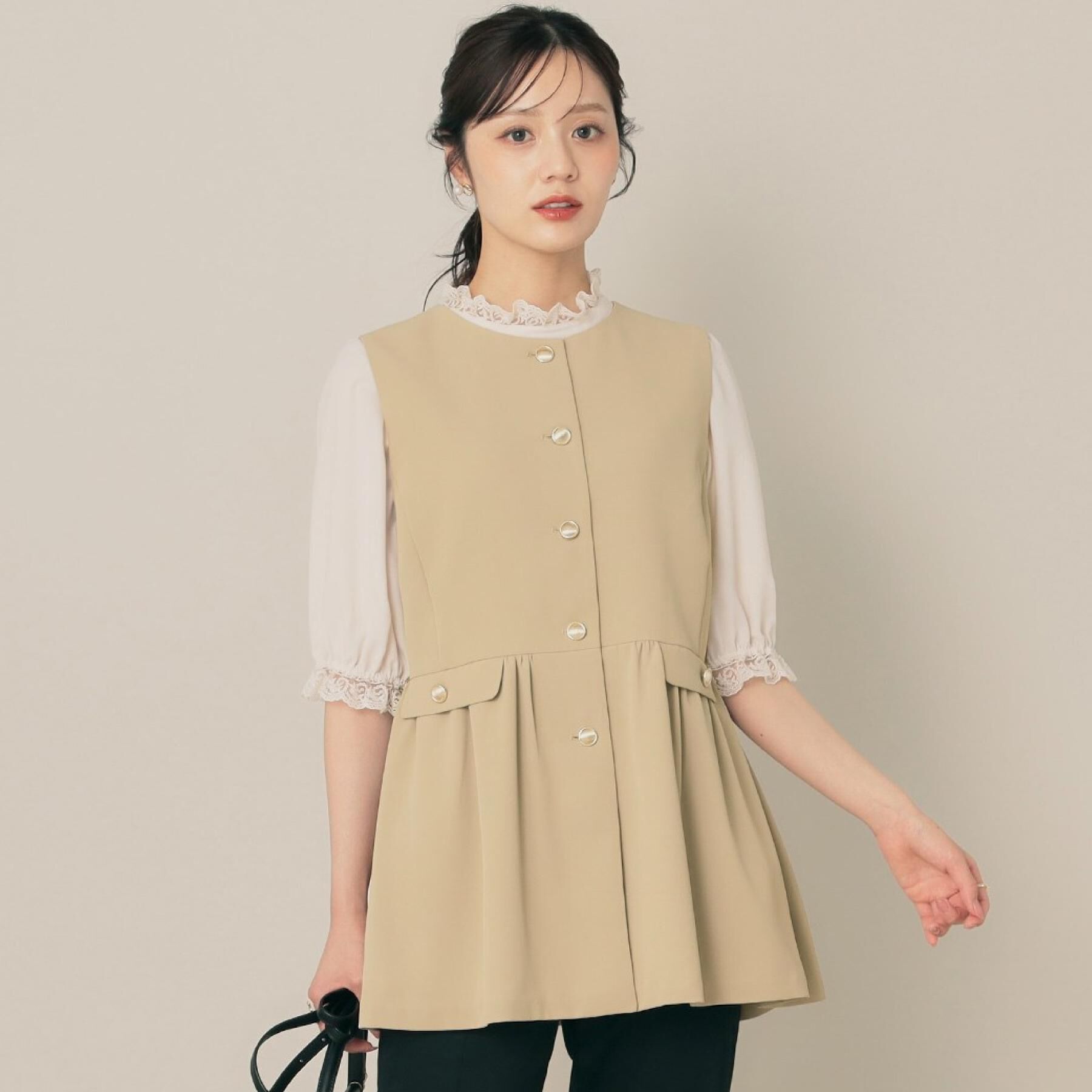 Couture broach「【フェミニン・きれいめ】ゴールド釦ペプラムジレ」|ベスト・ジレ|ベージュ(052)