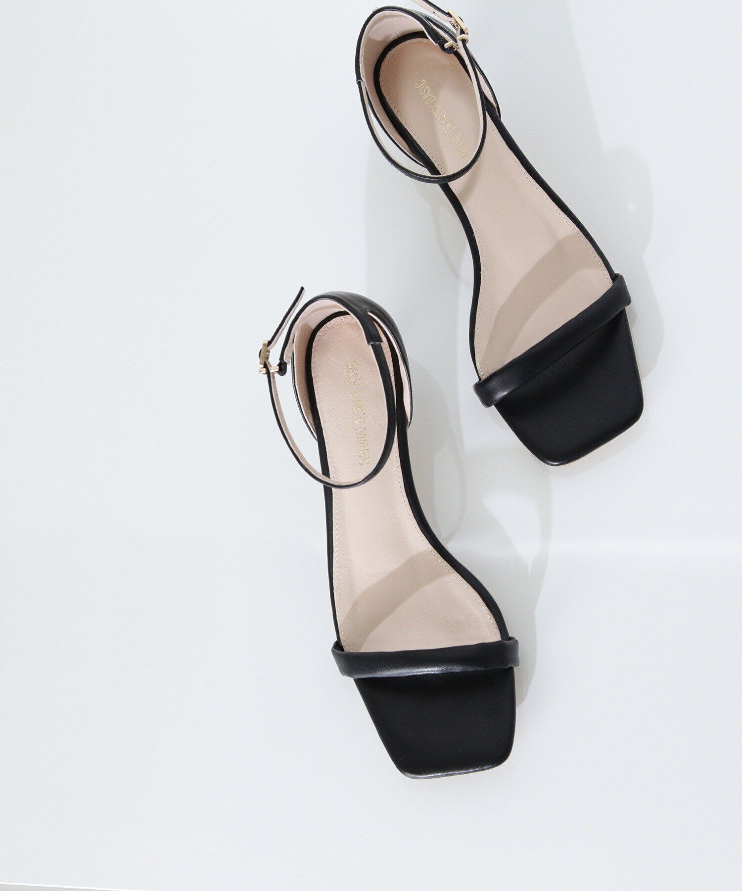  「ナローパフストラップサンダル」|その他|クロ