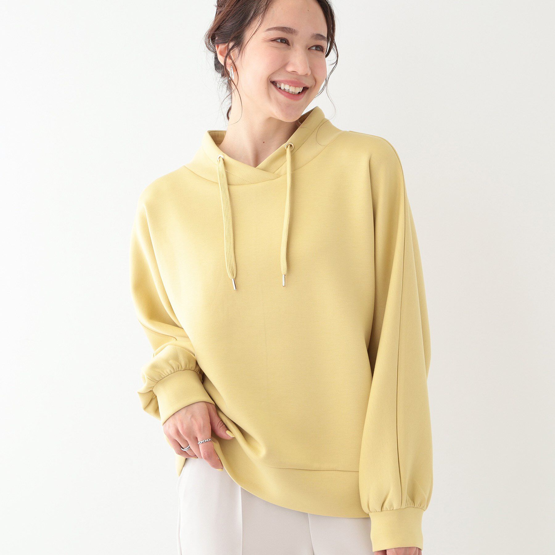 SHOO･LA･RUE「【S-LL】なめらかタッチ もちさら抜け襟トップス」|Tシャツ・カットソー|イエロー(031)