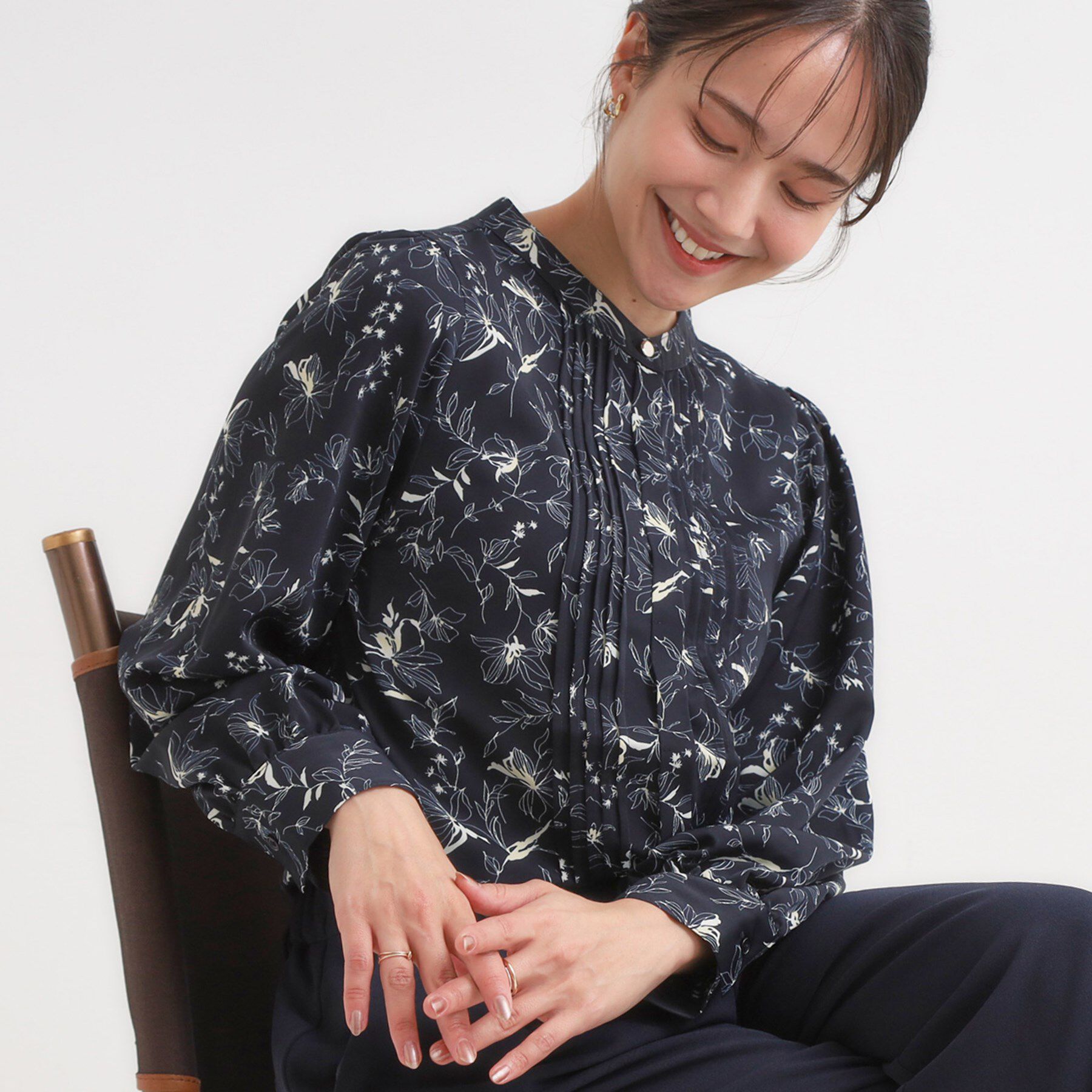 SHOO･LA･RUE「【セットアップ可】ピンタックバンドカラーブラウス」|シャツ・ブラウス|ネイビー(794)