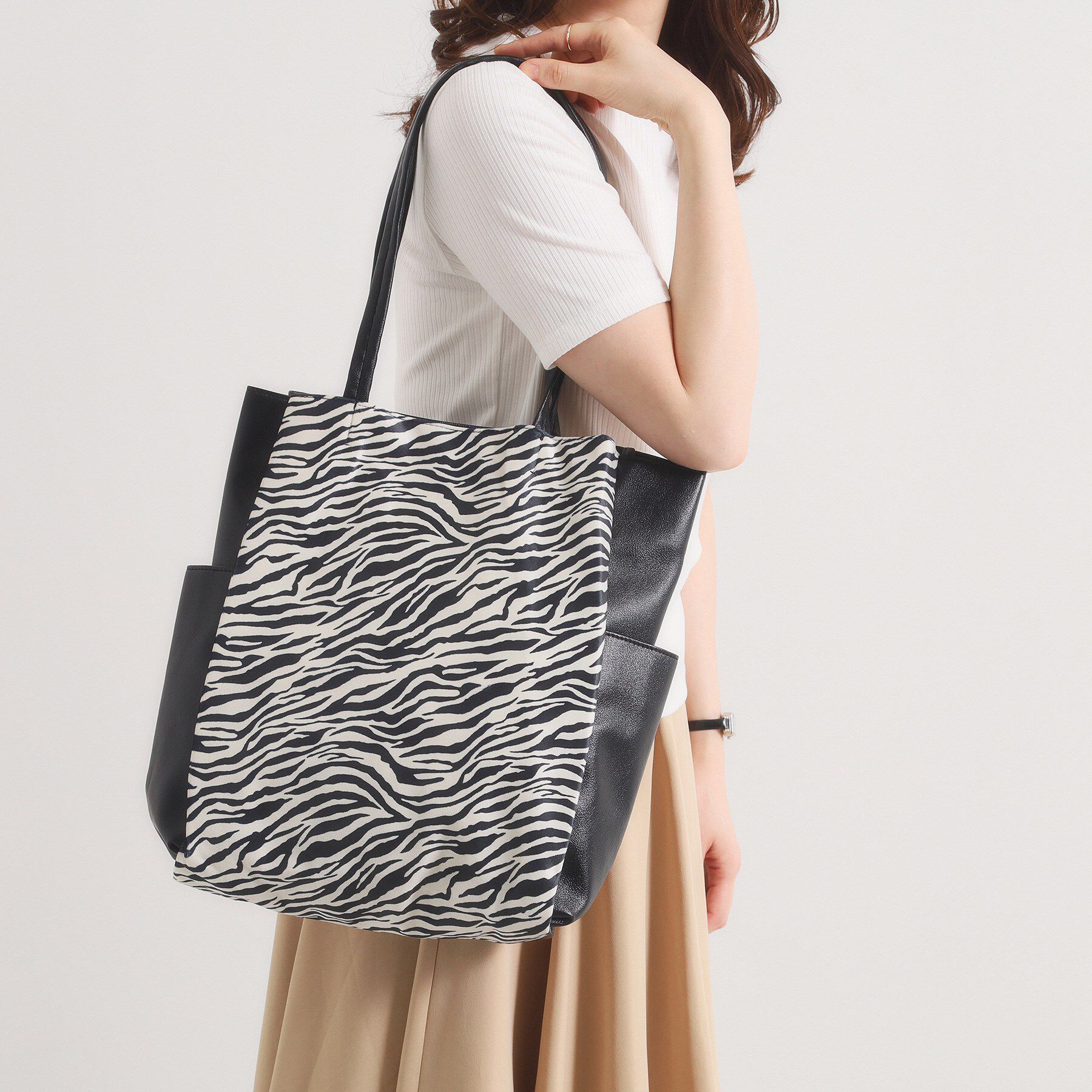 ITS&rsquo;DEMO「【A4対応／8色】収納上手になれるトート」|トートバッグ|ブラック(119)