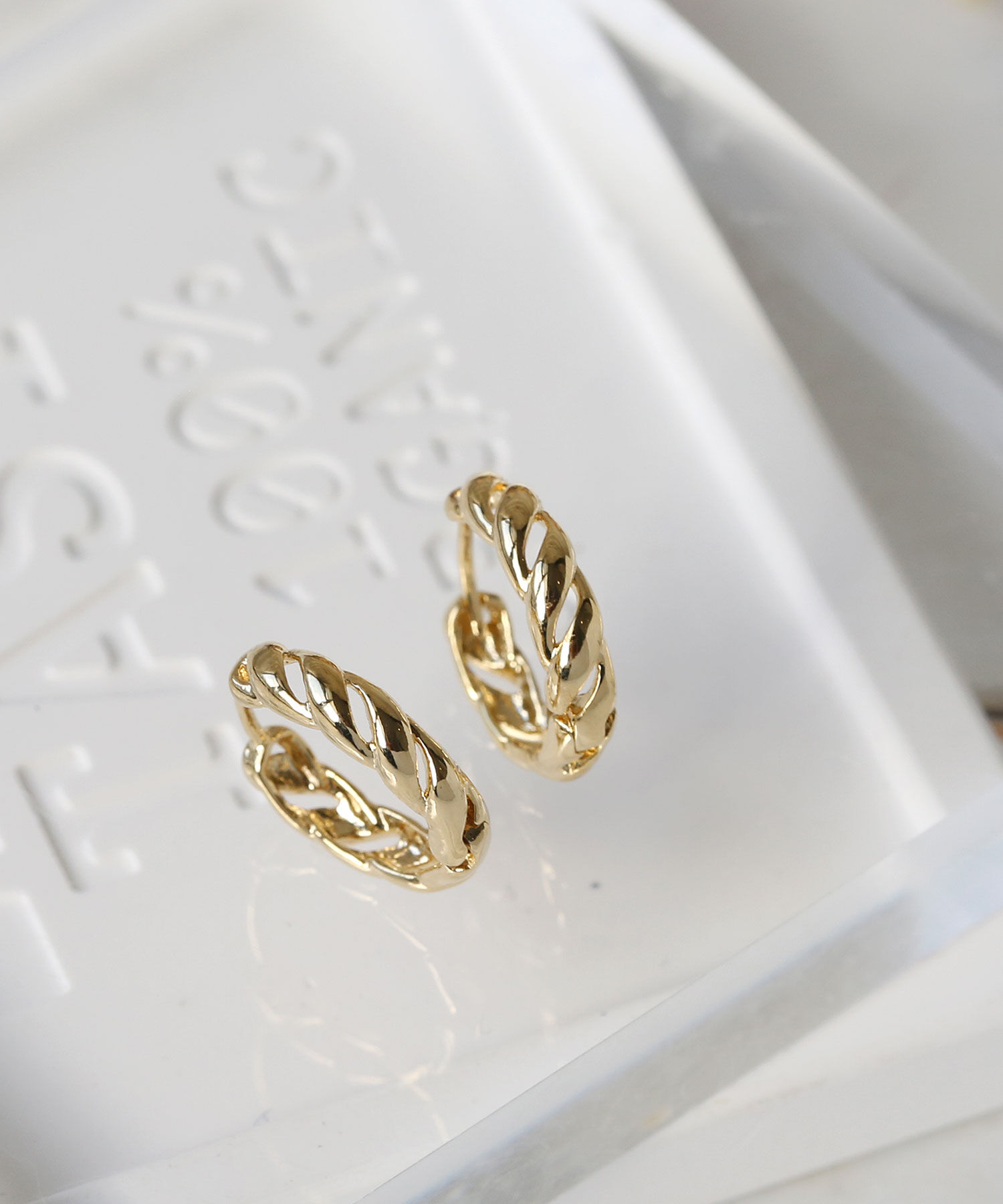 colleca la「透かしツイストフープピアス」|ピアス|ゴールド