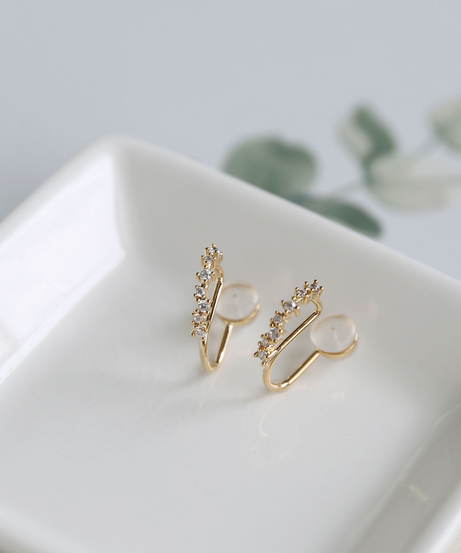  「セミフープ ラインストーン樹脂イヤリング」|イヤリング|ゴールド