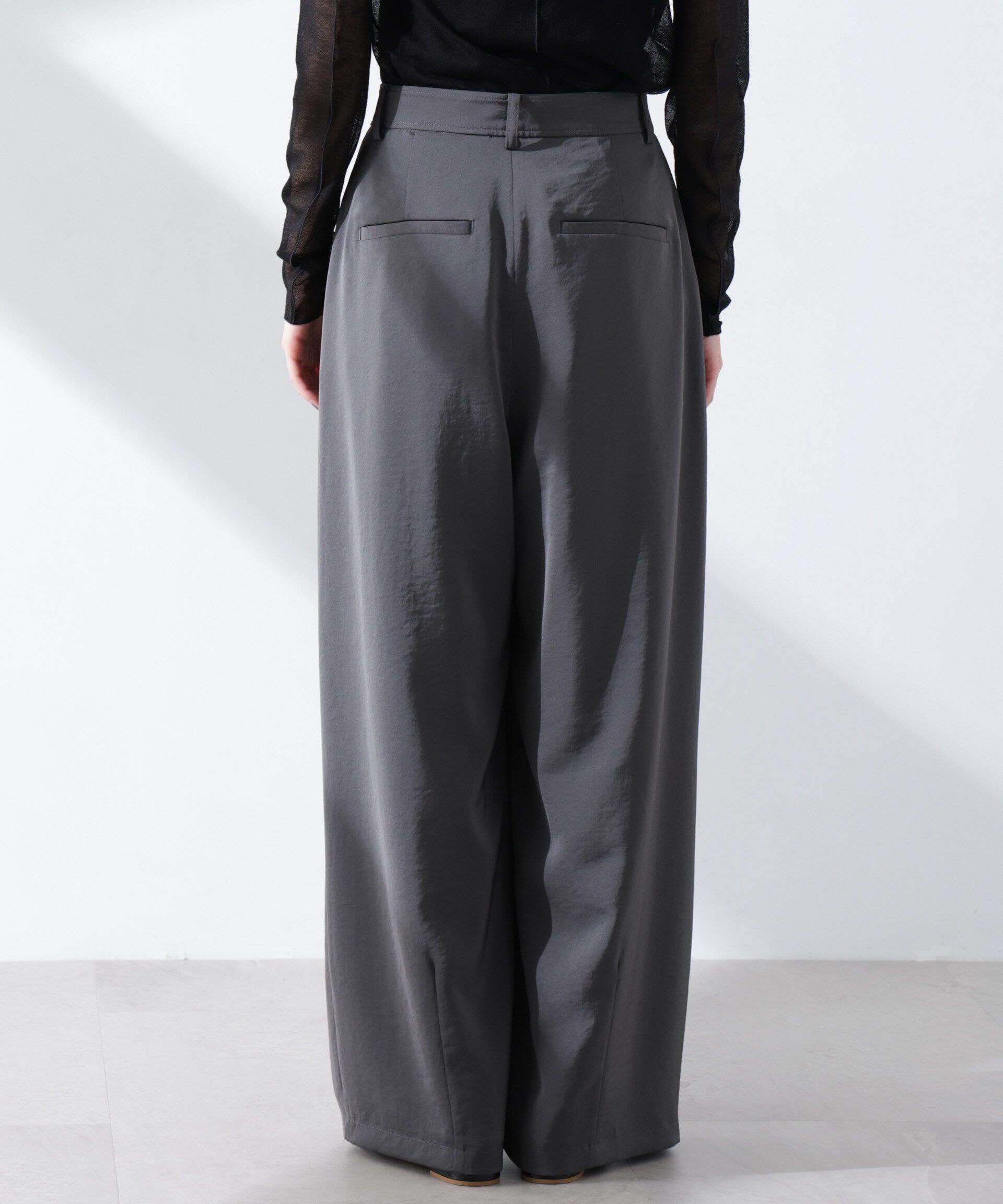 nano･universe「ダルサテンカーブタックパンツ」|チノ|