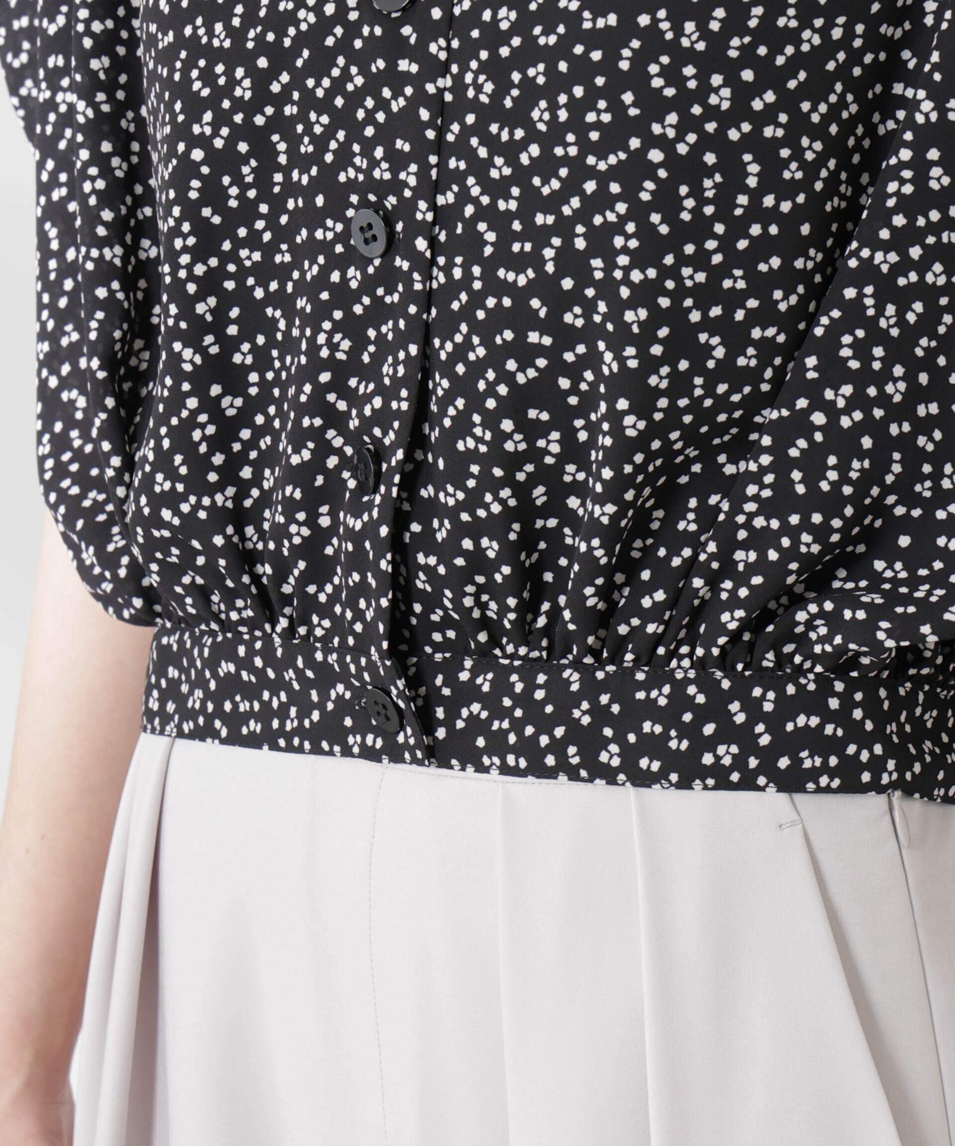 nano･universe「ランダムドットショート丈Vネックブラウス」|シャツ・ブラウス|