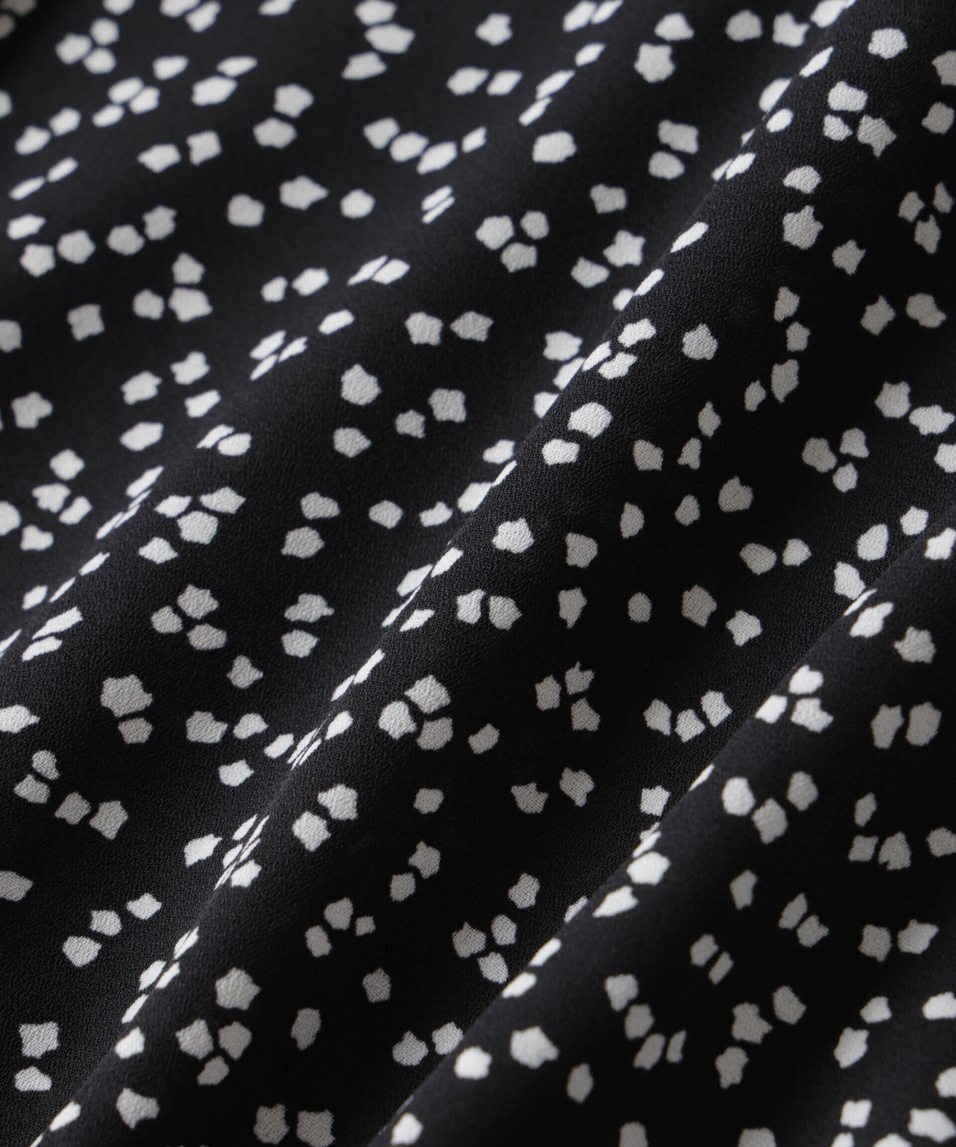 nano･universe「ランダムドットショート丈Vネックブラウス」|シャツ・ブラウス|