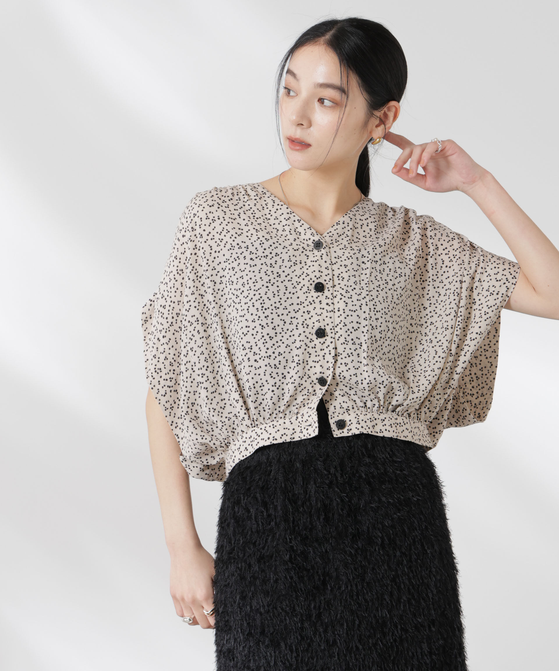 nano･universe「ランダムドットショート丈Vネックブラウス」|シャツ・ブラウス|