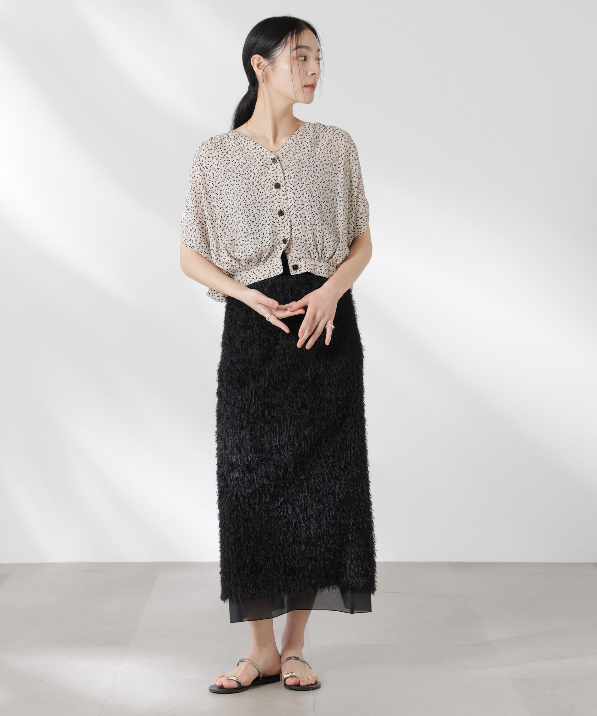 nano･universe「ランダムドットショート丈Vネックブラウス」|シャツ・ブラウス|