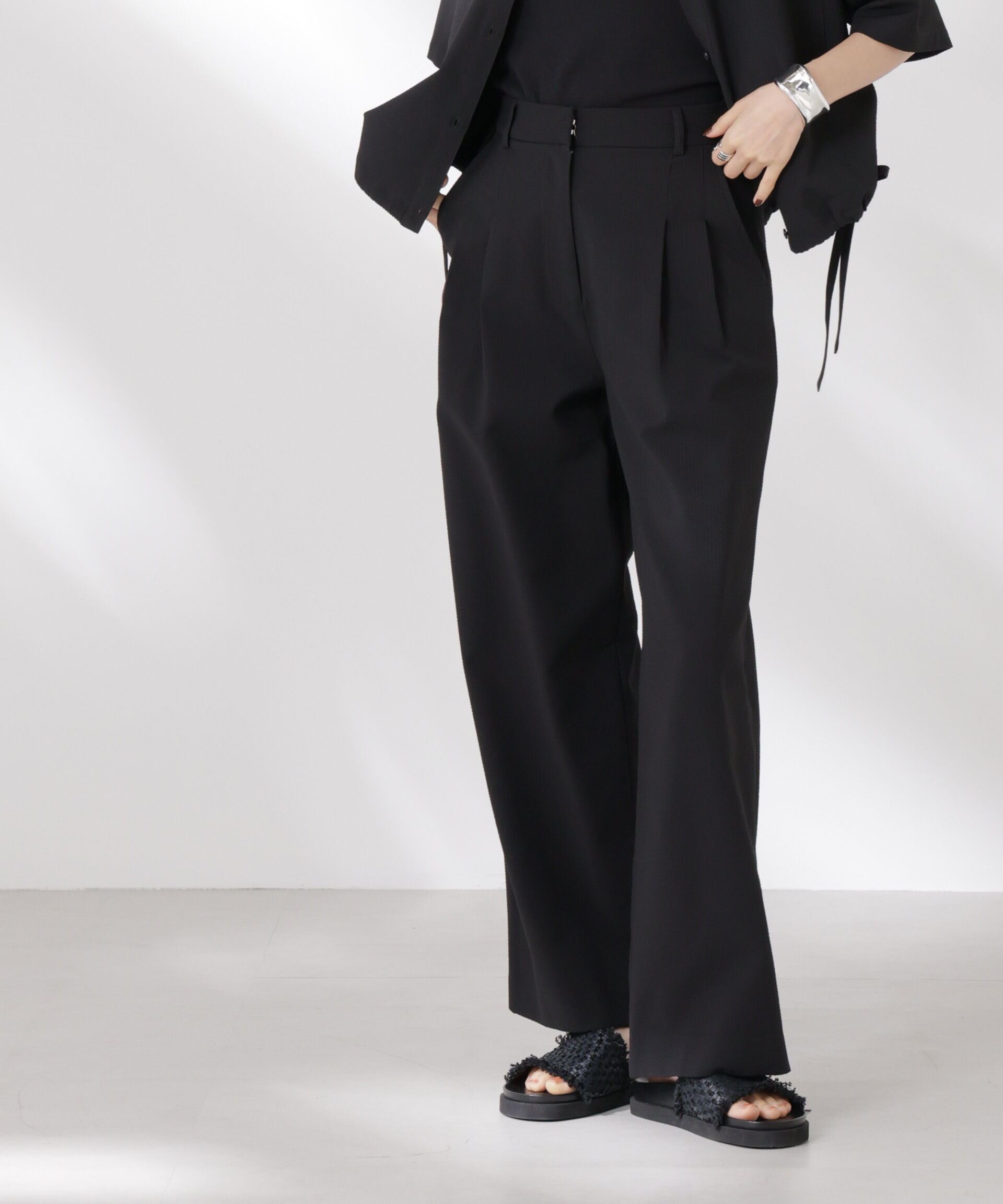 nano･universe「サッカータックワイドパンツ(セットアップ可)」|チノ|ブラック