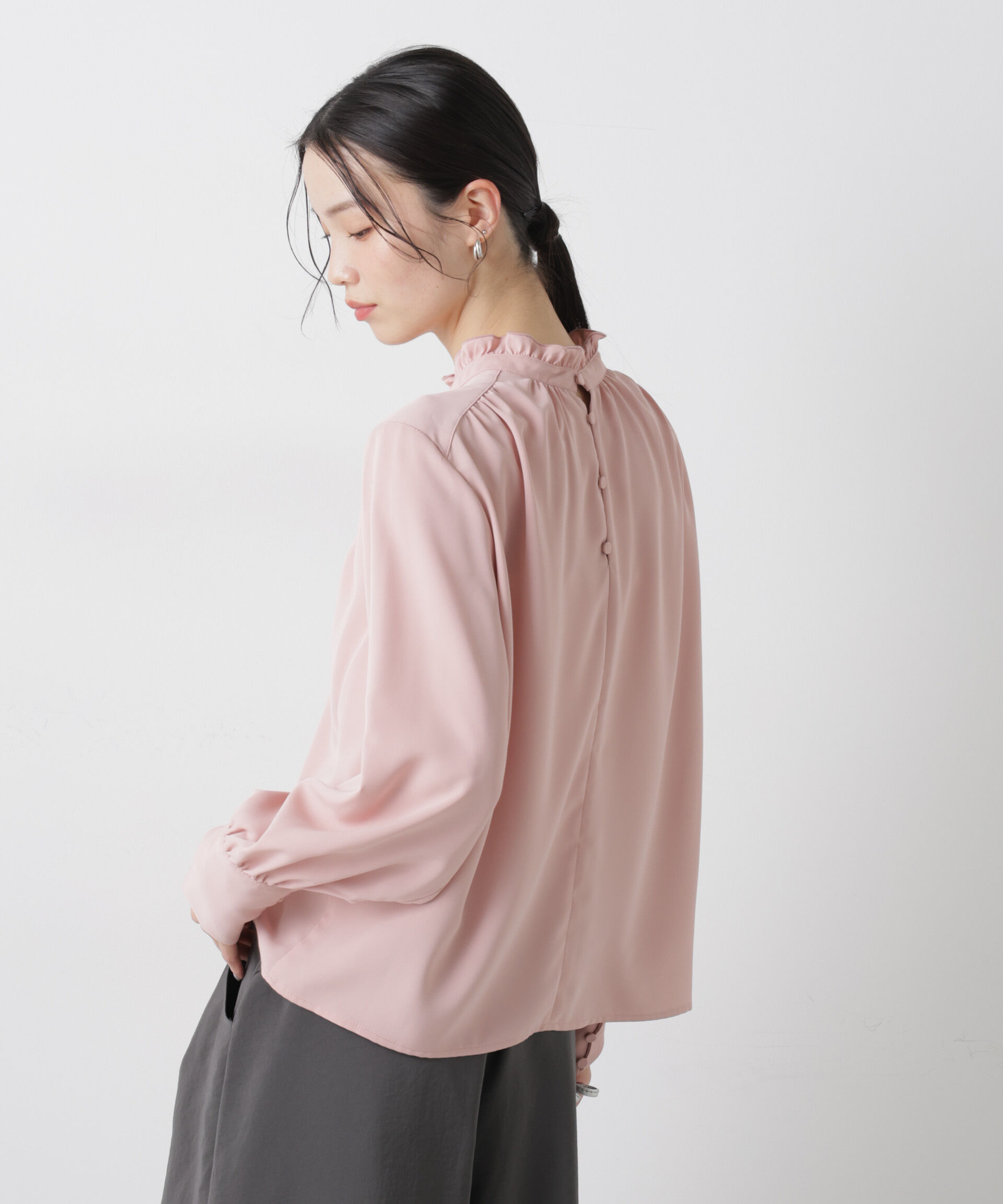 nano･universe「前後2wayスタンドカラーギャザーブラウス」|シャツ・ブラウス|