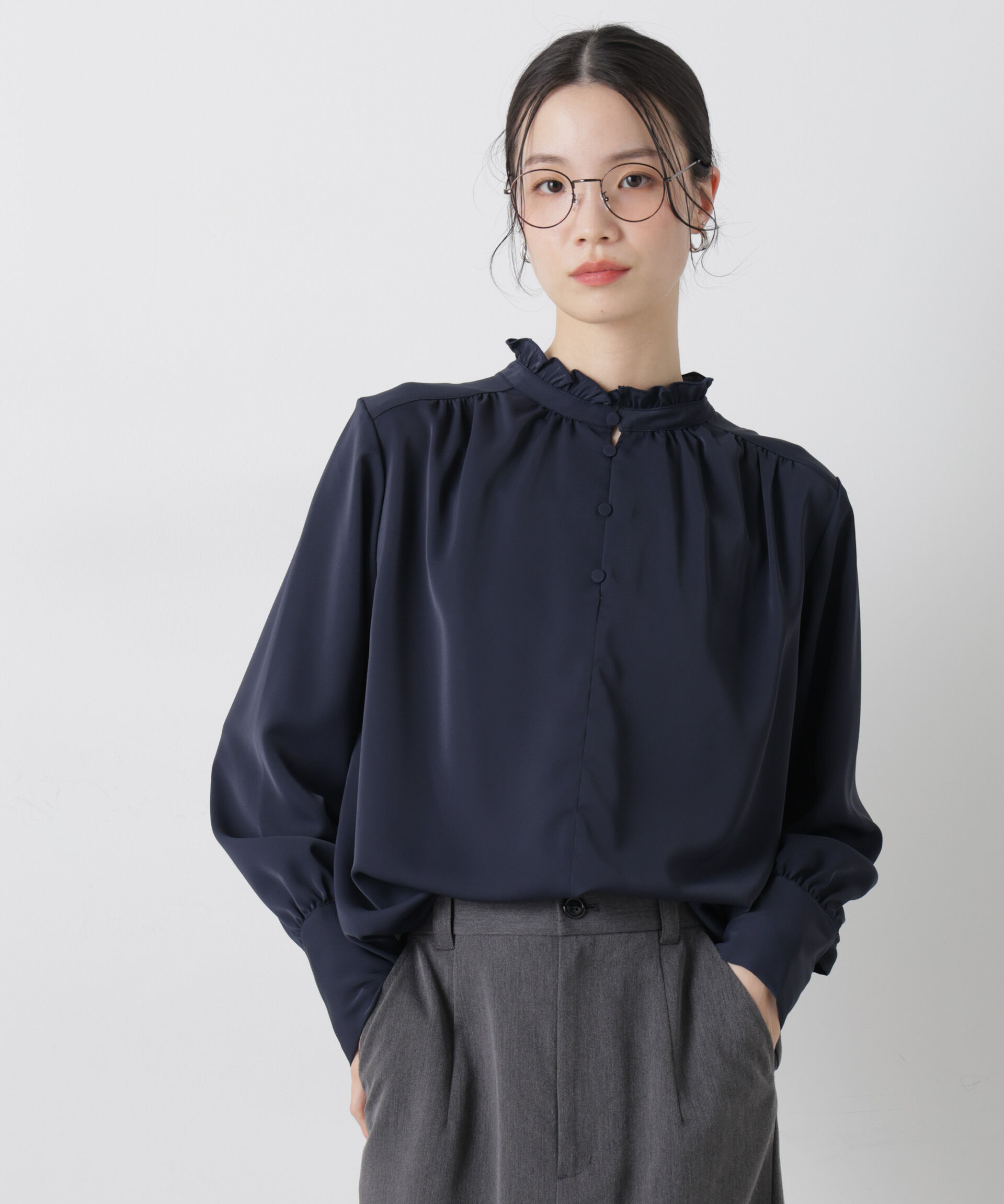 nano･universe「前後2wayスタンドカラーギャザーブラウス」|シャツ・ブラウス|ネイビー