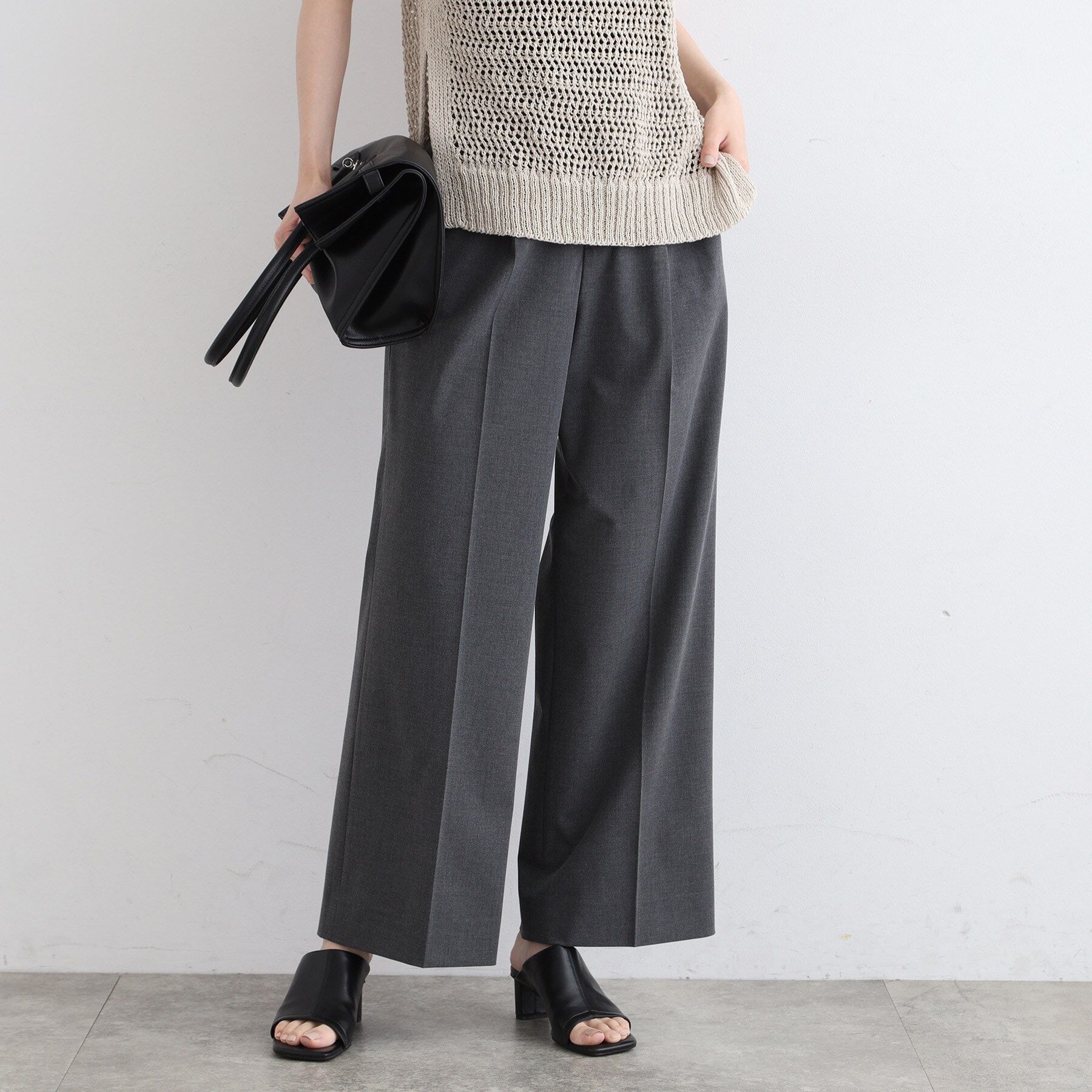 INDIVI「【洗える／ストレッチ】トレンド素材タックワイドパンツ」|その他|チャコールグレー(9