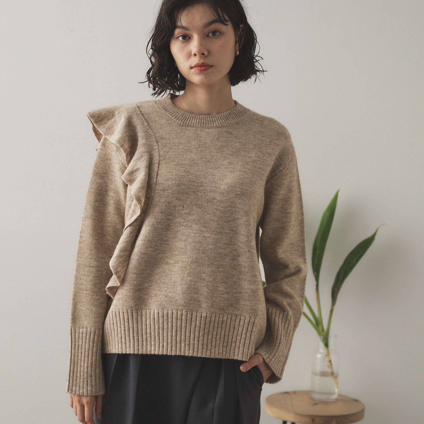 OPAQUE.CLIP「《美人百花掲載》アシメフリルミドルゲージニット【洗濯機洗い可】」|ニット・セーター|ベージュ(052)