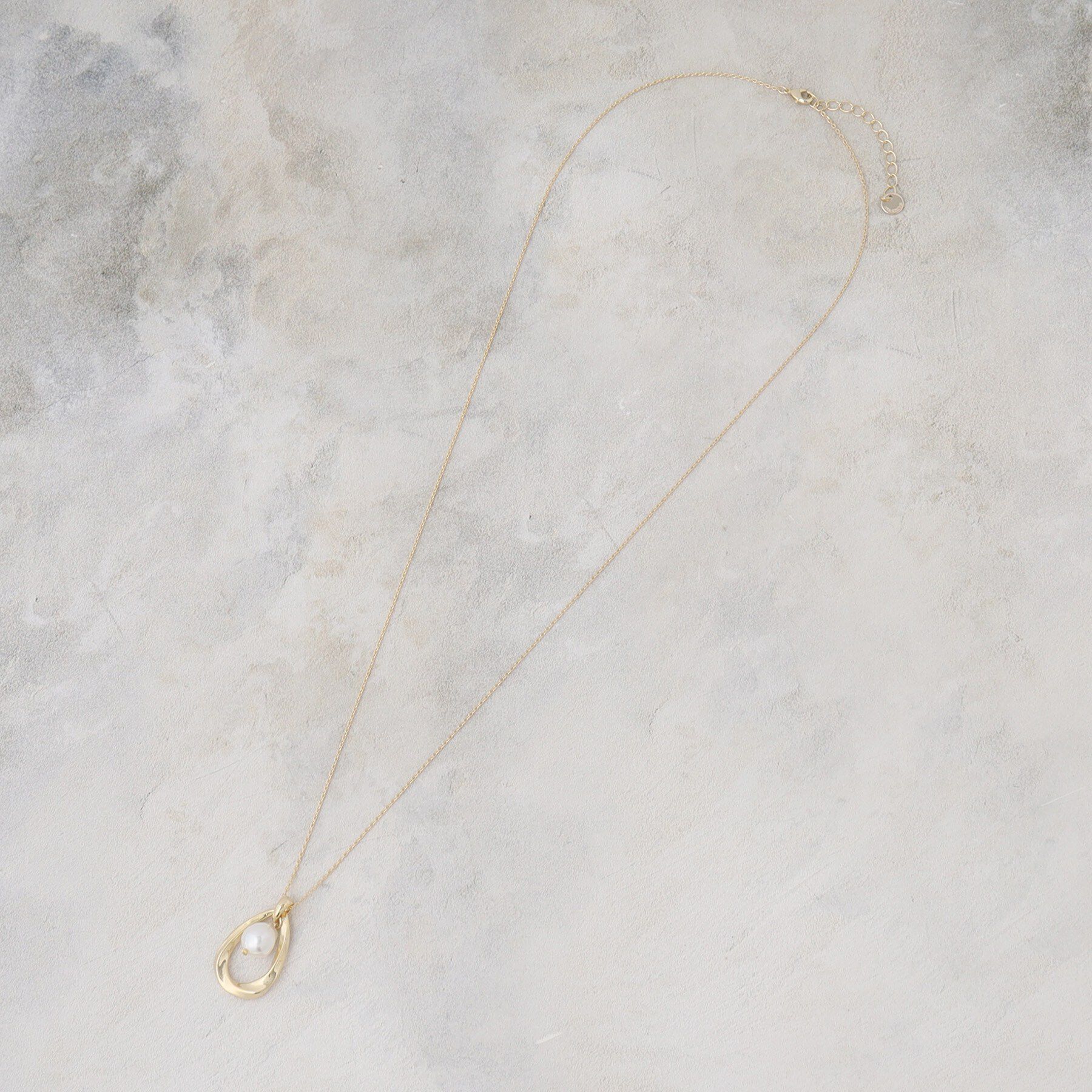 OPAQUE.CLIP「大ぶりメタルしずく&times;フェイクパール ネックレス」|ネックレス|