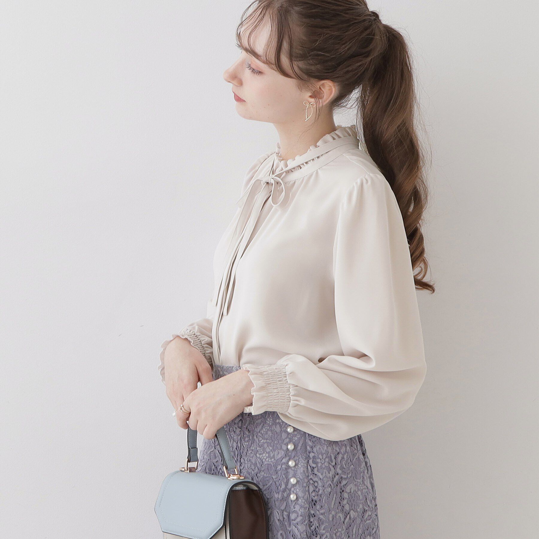 Couture broach「【好印象なレディブラウス】タイ付きピコフリルブラウス」|シャツ・ブラウス|