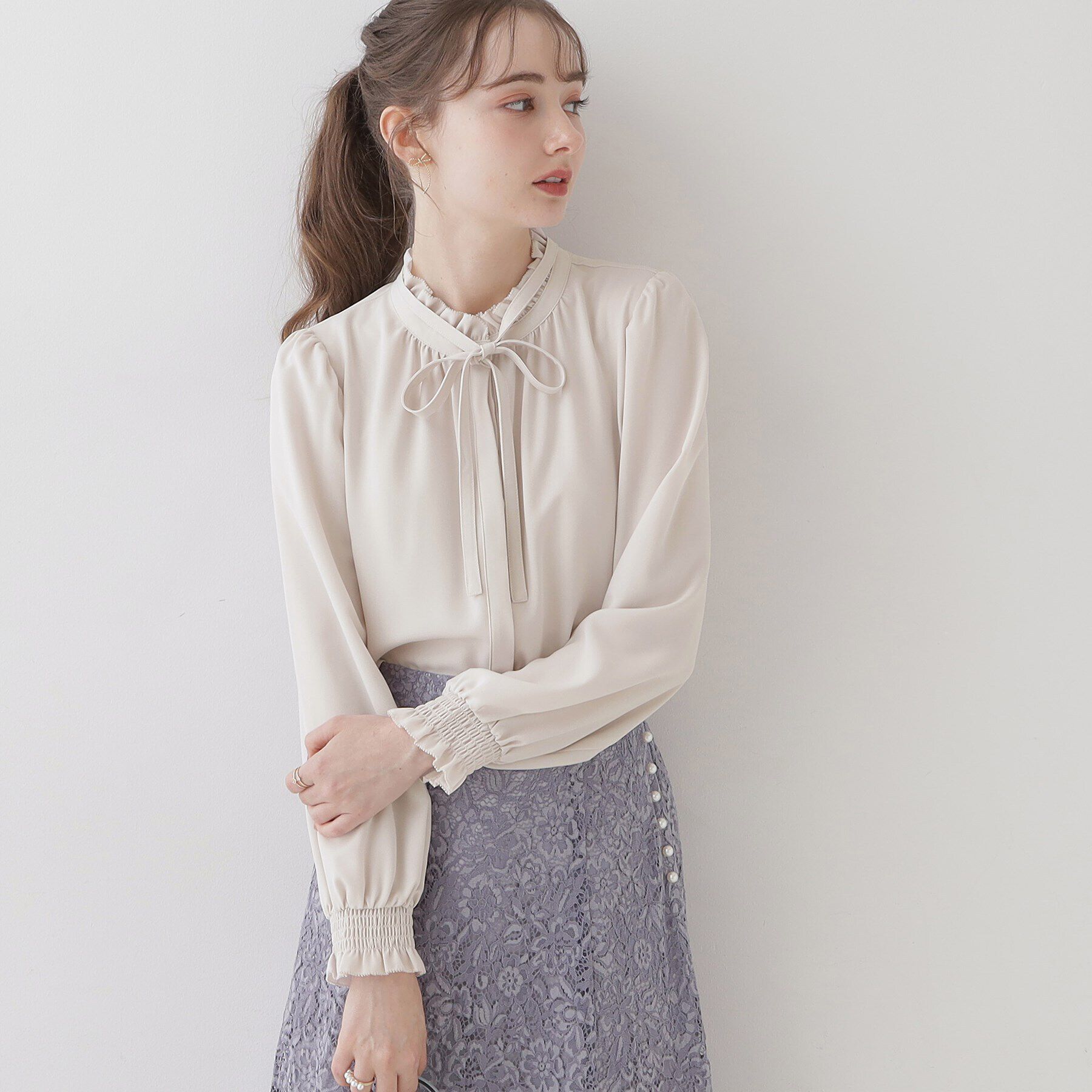 Couture broach「【好印象なレディブラウス】タイ付きピコフリルブラウス」|シャツ・ブラウス|ﾗｲﾄｸﾞﾚｰ(011)