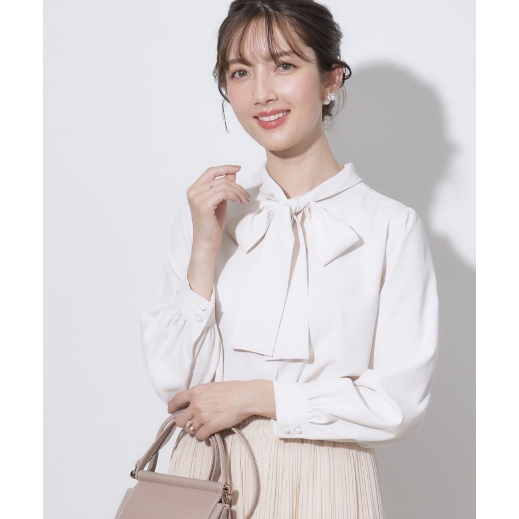 Couture broach「【セレモニーシーン/お仕事にも】リボンタイチュニックブラウス」|シャツ・ブラウス|オフホワイト(003