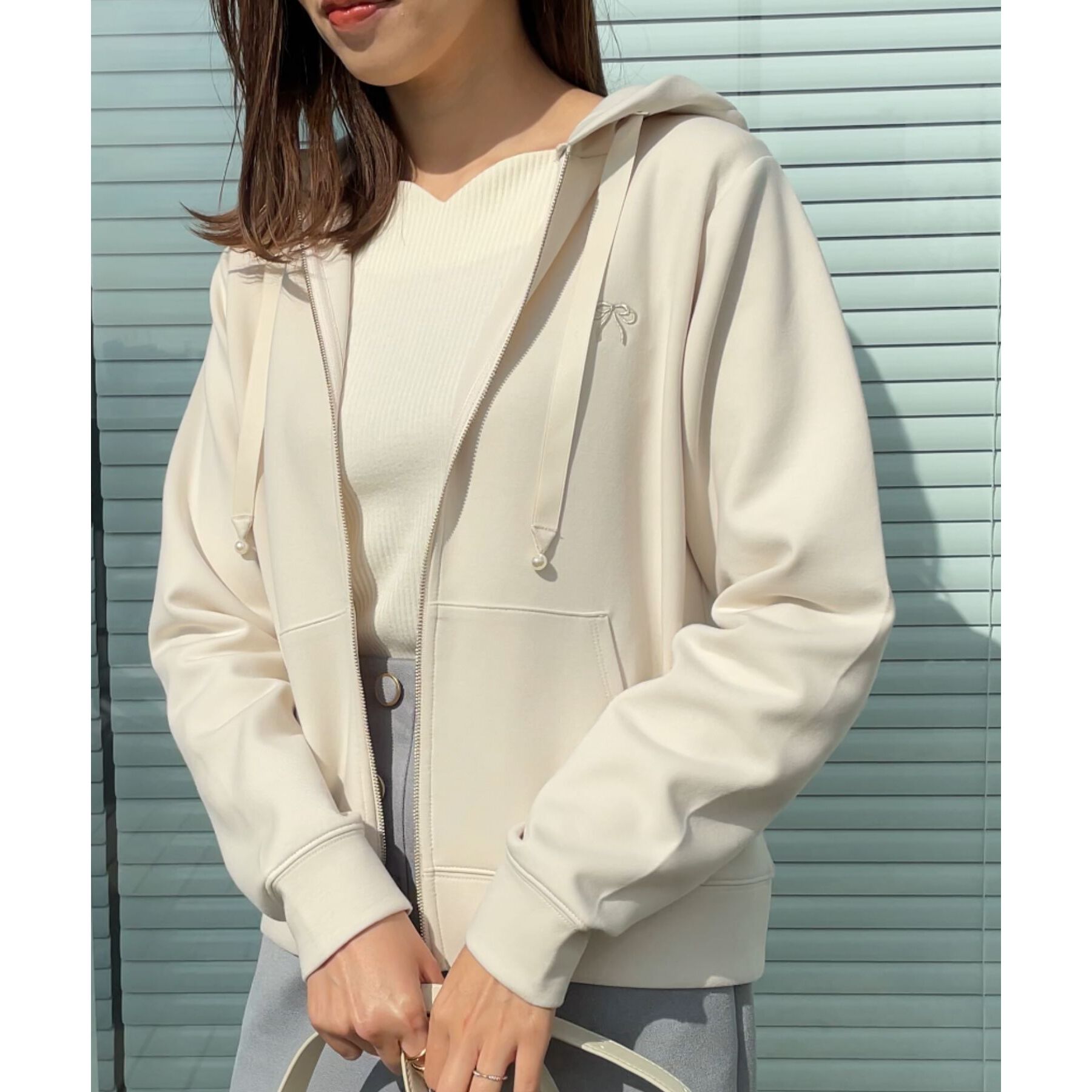 Couture broach「【大人可愛い・きれいめ】リボン刺繍ダンボールZIPフーディ」|パーカー|