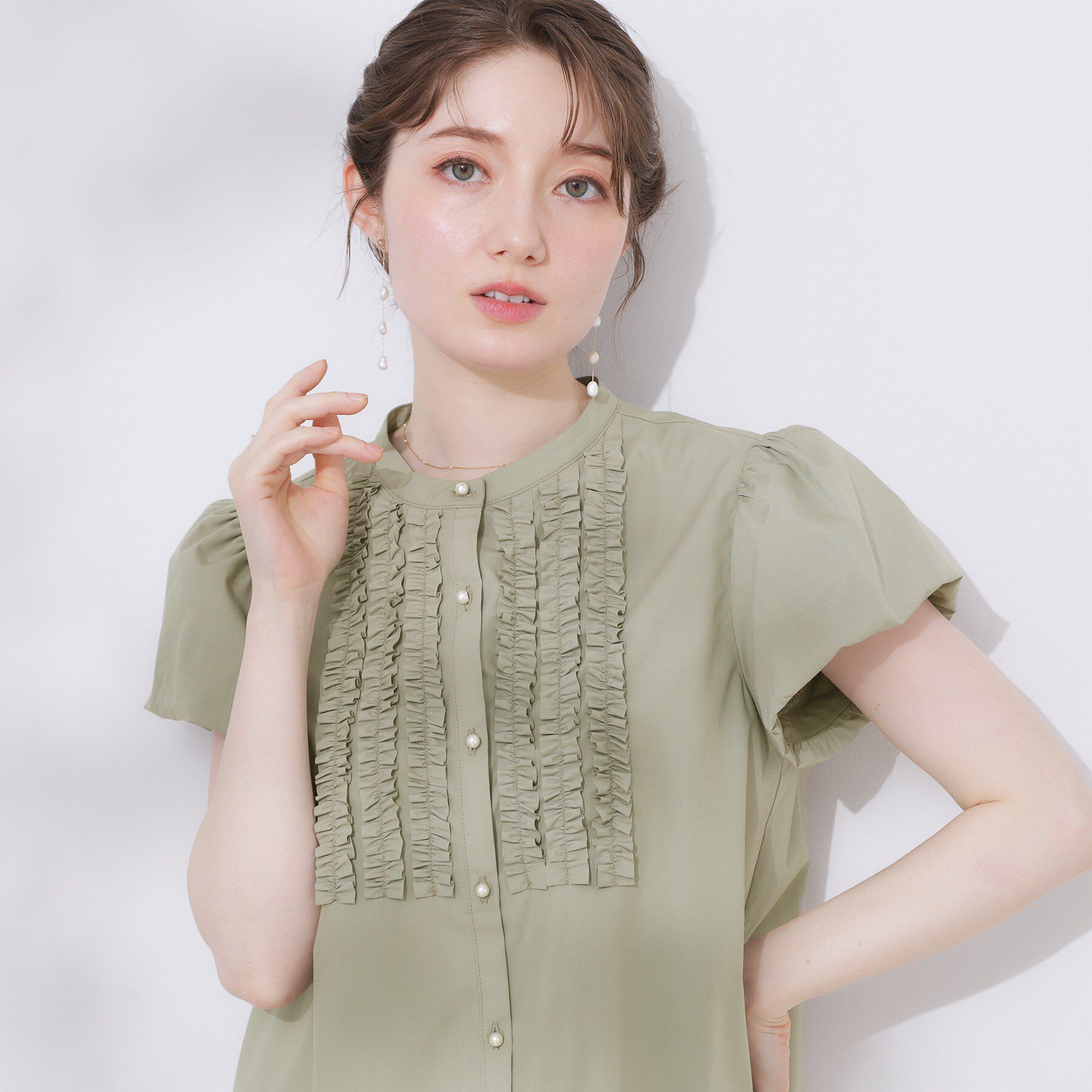 Couture broach「【大人フェミニン・華奢見え・通勤】フロントフリルシャツ」|シャツ・ブラウス|グリーン(025)