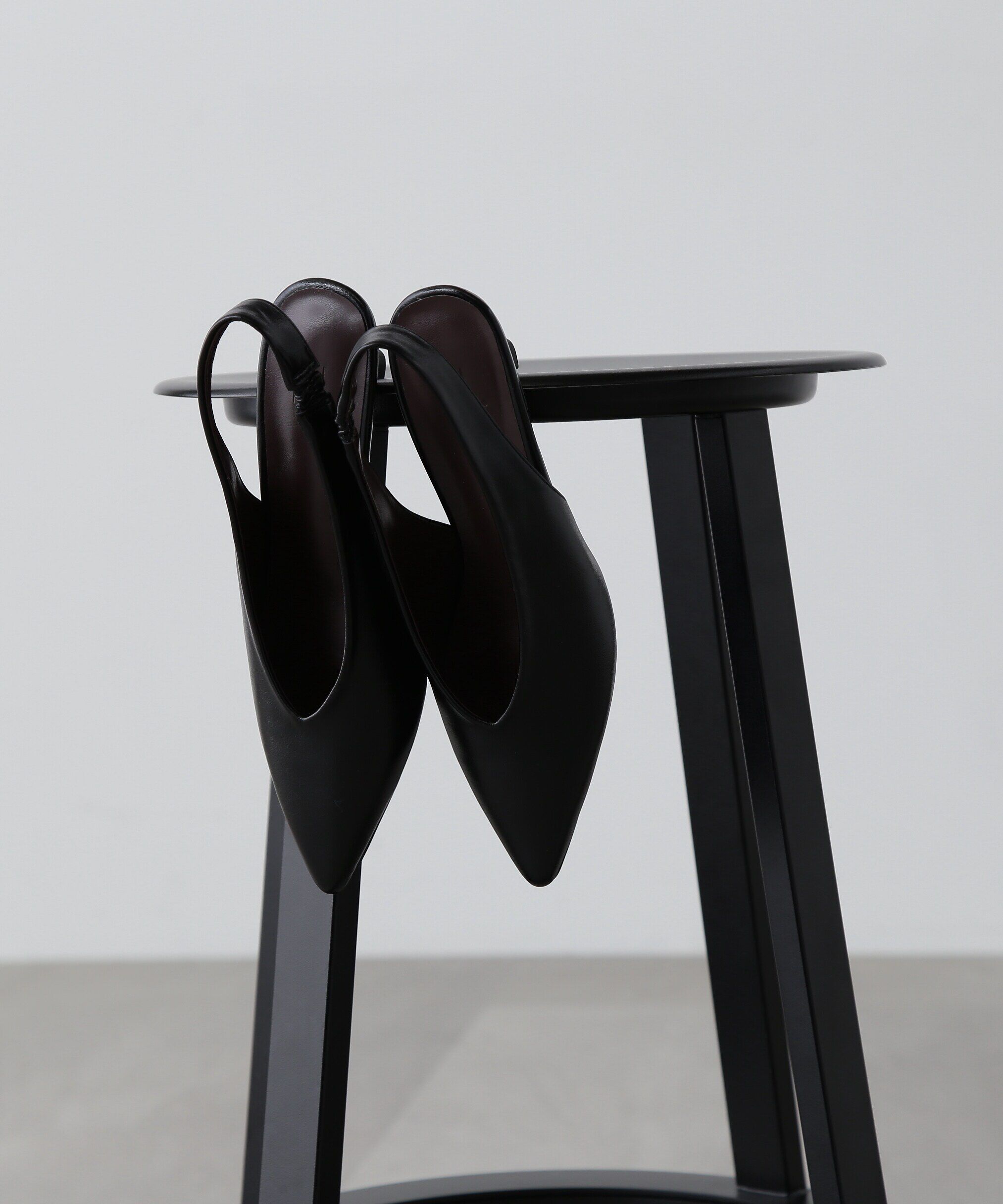  「ポインテッドバックストラップパンプス」|その他|ブラック