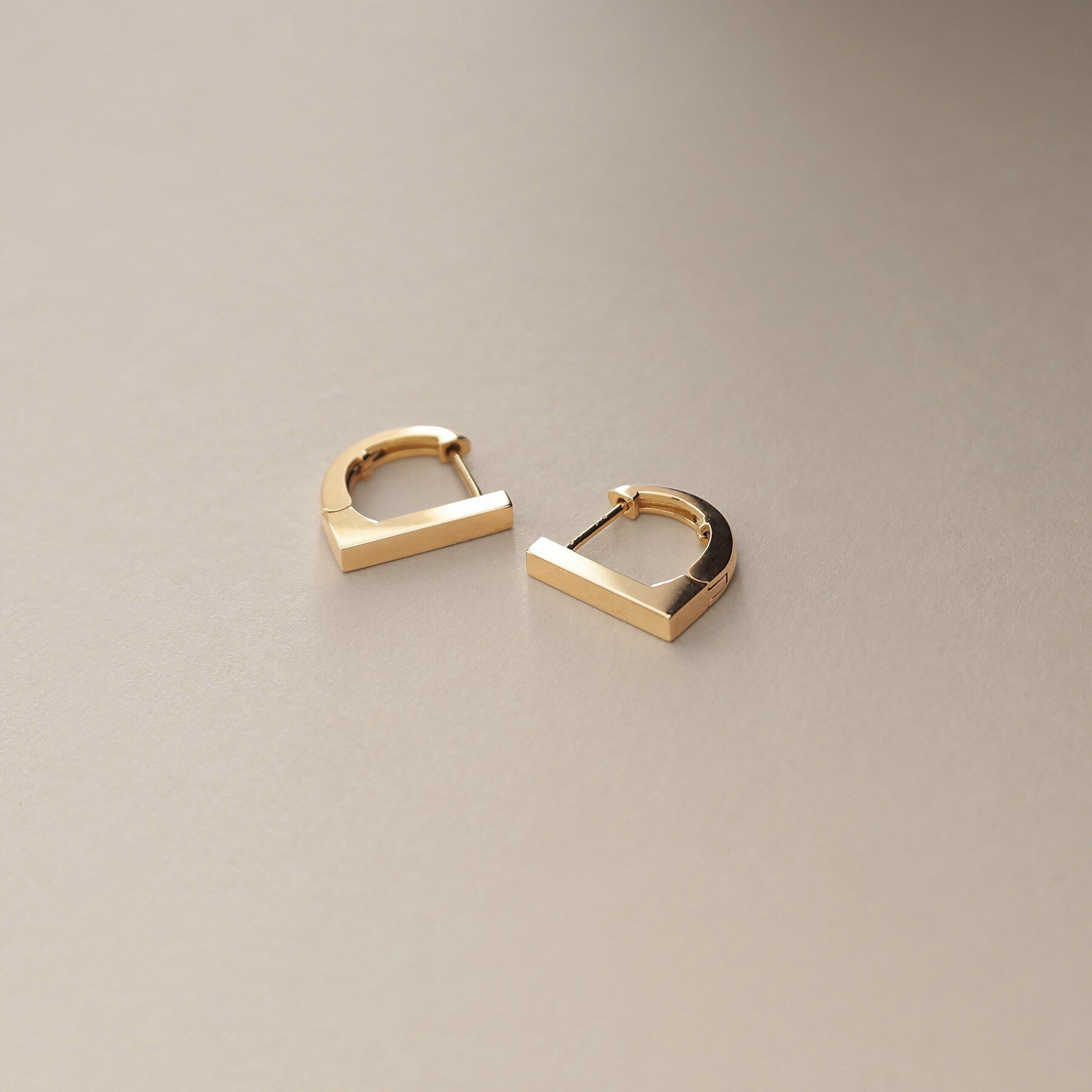 COCOSHNIK「K18平打ちフープ ワンタッチピアス」|ピアス|イエローゴールド(1