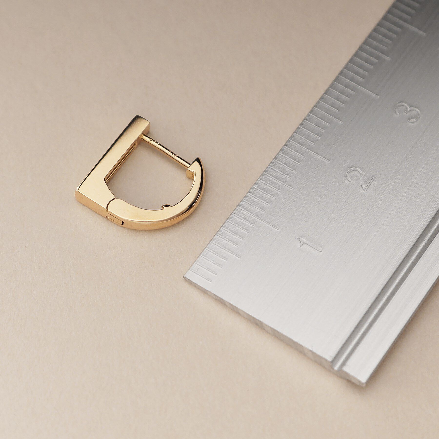 COCOSHNIK「K18平打ちフープ ワンタッチピアス」|ピアス|