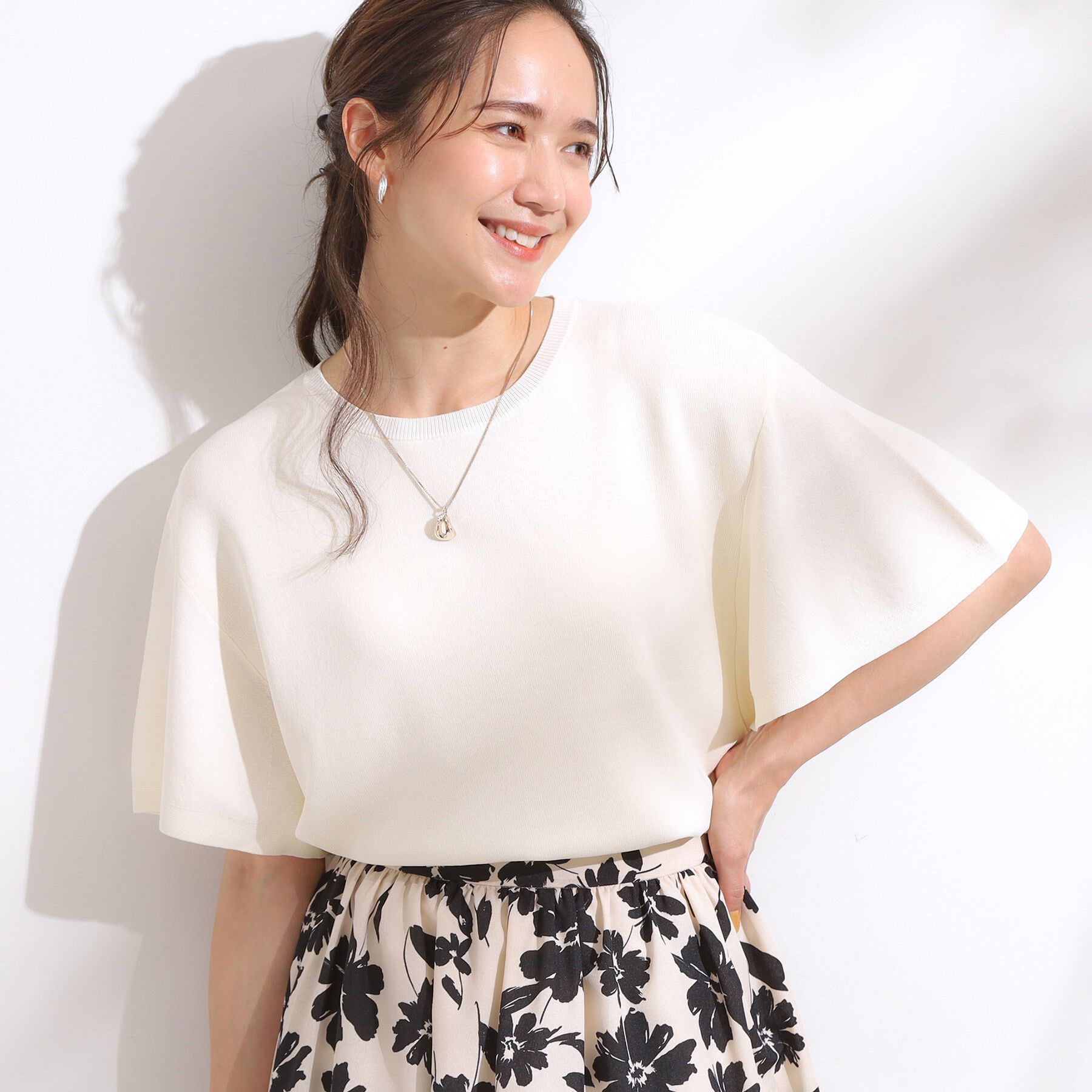 SHOO･LA･RUE「【S-LL】女性らしさ溢れる フレアスリーブニット」|ニット・セーター|オフホワイト(003