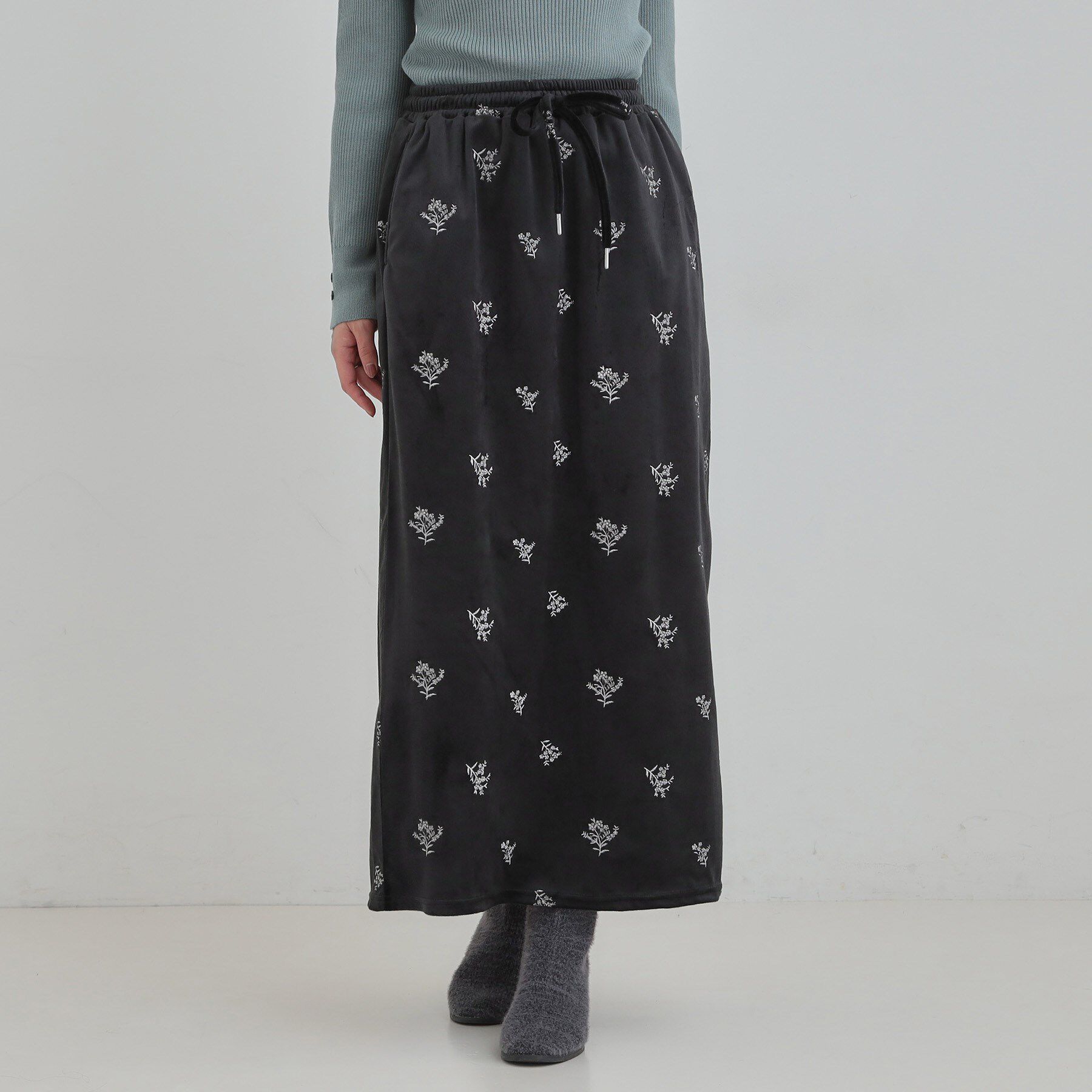 SHOO･LA･RUE「大人な小花柄が魅力の 刺繍ベロア調ナロースカート」|スカート|