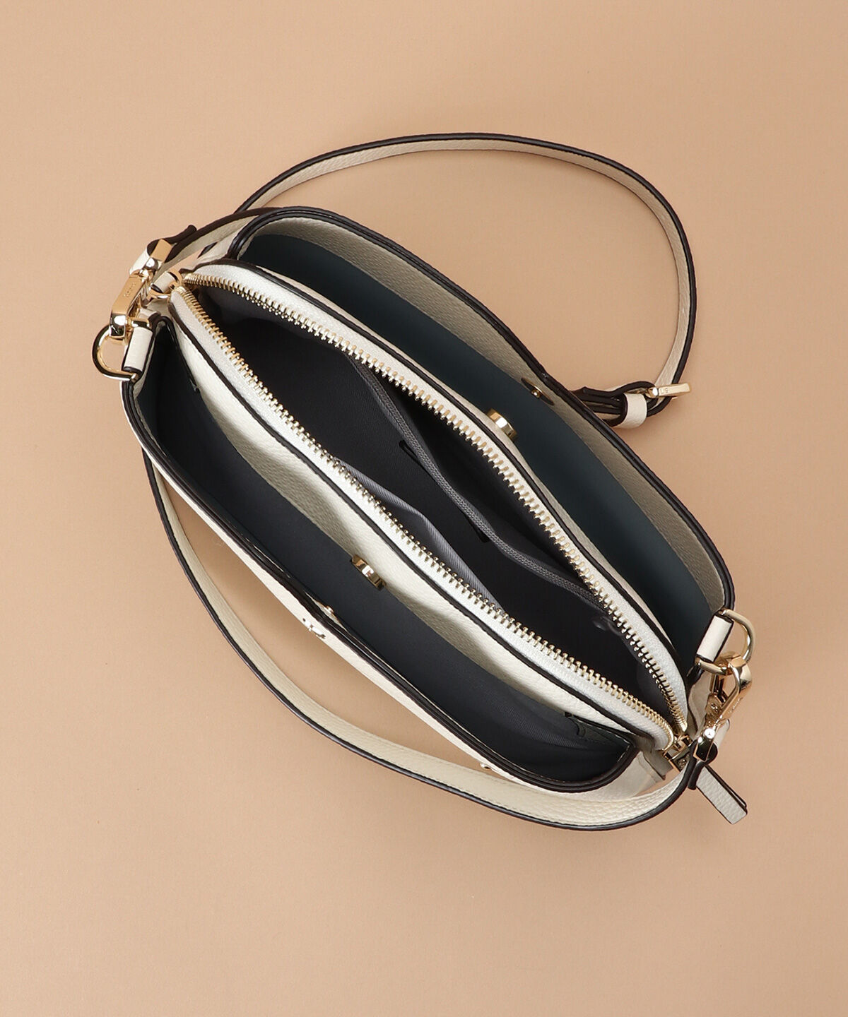 Samantha Thavasa「ウェーブデザインカッティングショルダーバッグ」|ショルダー・メッセンジャー|