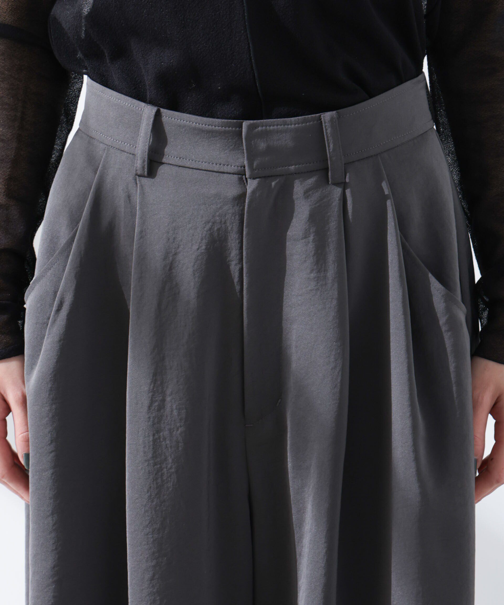 nano･universe「ダルサテンカーブタックパンツ」|チノ|