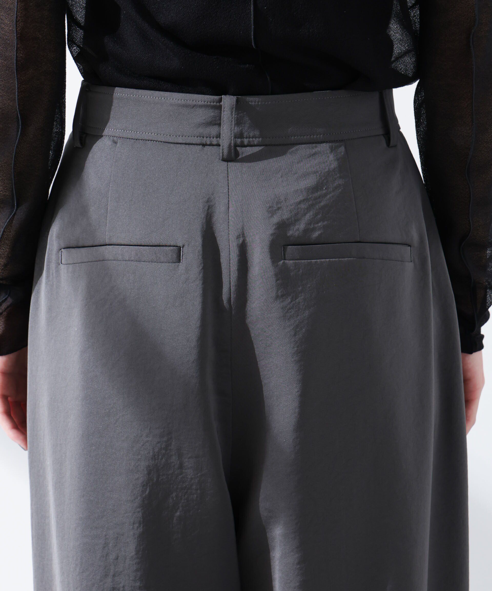 nano･universe「ダルサテンカーブタックパンツ」|チノ|