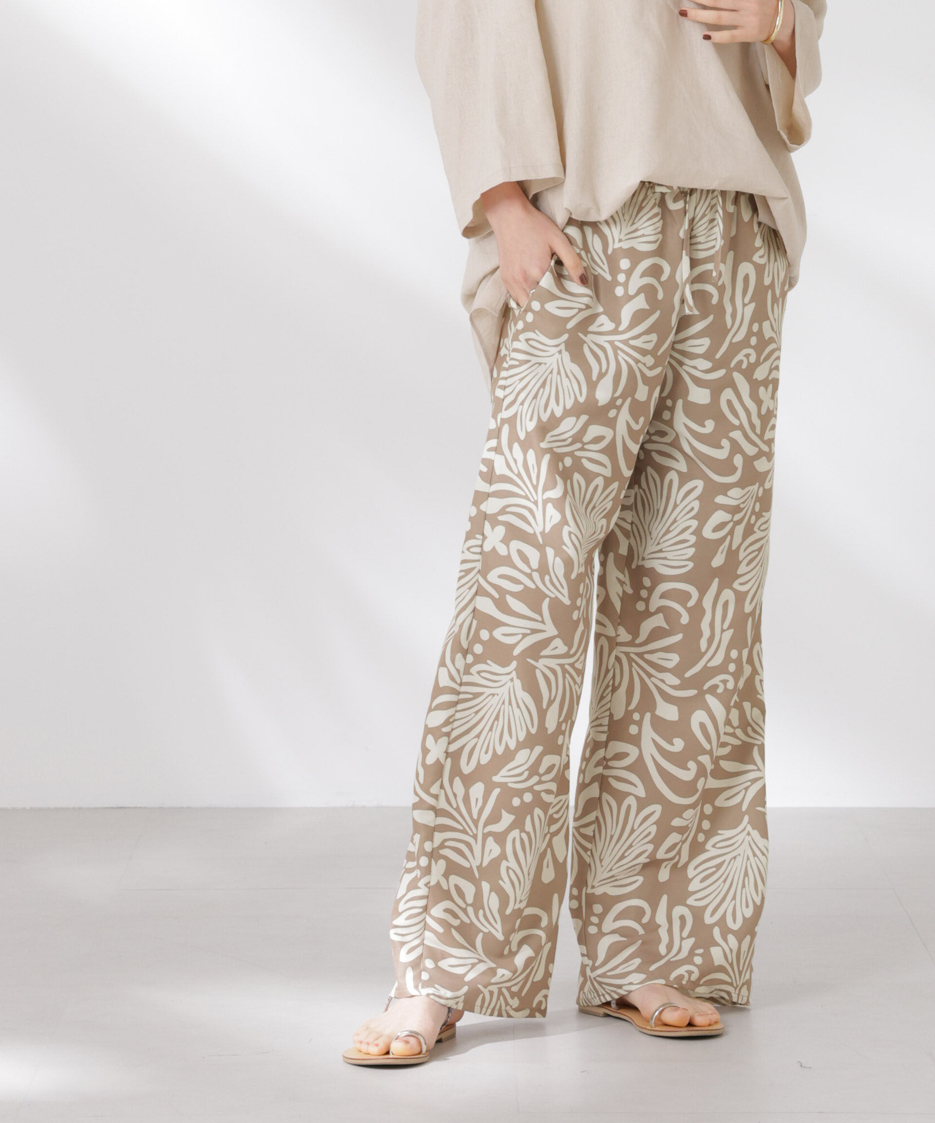 nano･universe「ボタニカルプリントイージーワイドパンツ(セットアップ可)」|チノ|ベージュ