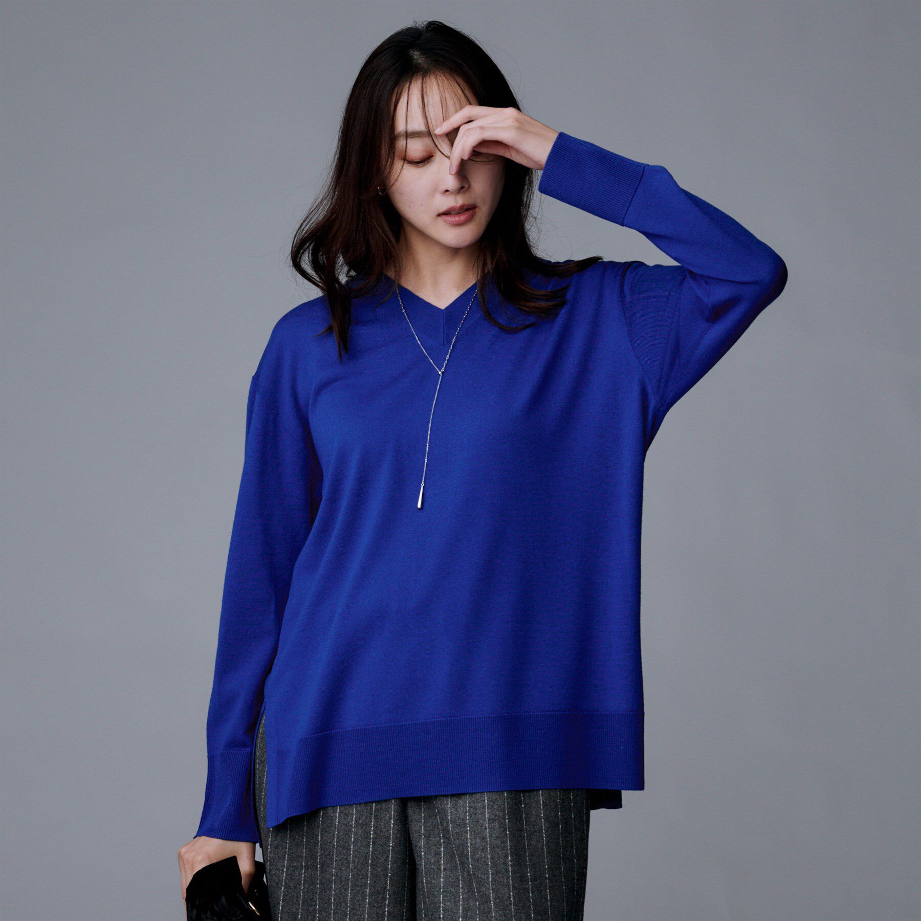 UNTITLED「【洗える/薄手/ウール100%】Vネックロングウールニット」|ニット・セーター|ブルー(093)