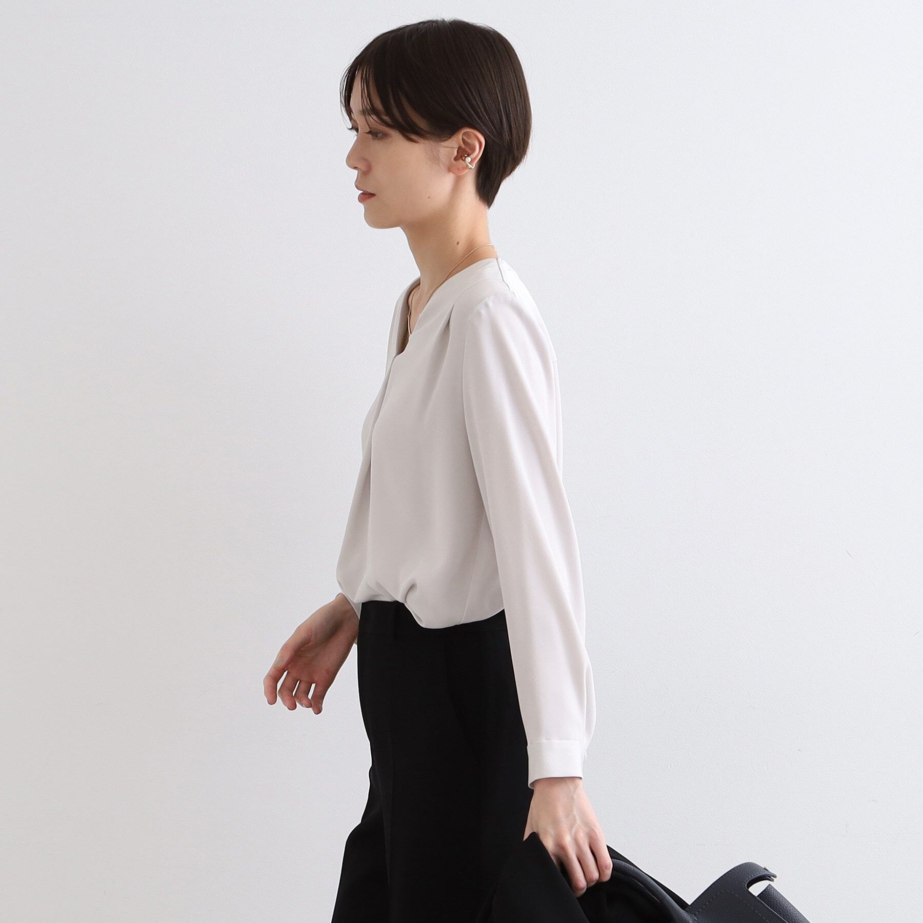 INDIVI「【通勤に最適／Vネック】タックデザインブラウス」|シャツ・ブラウス|