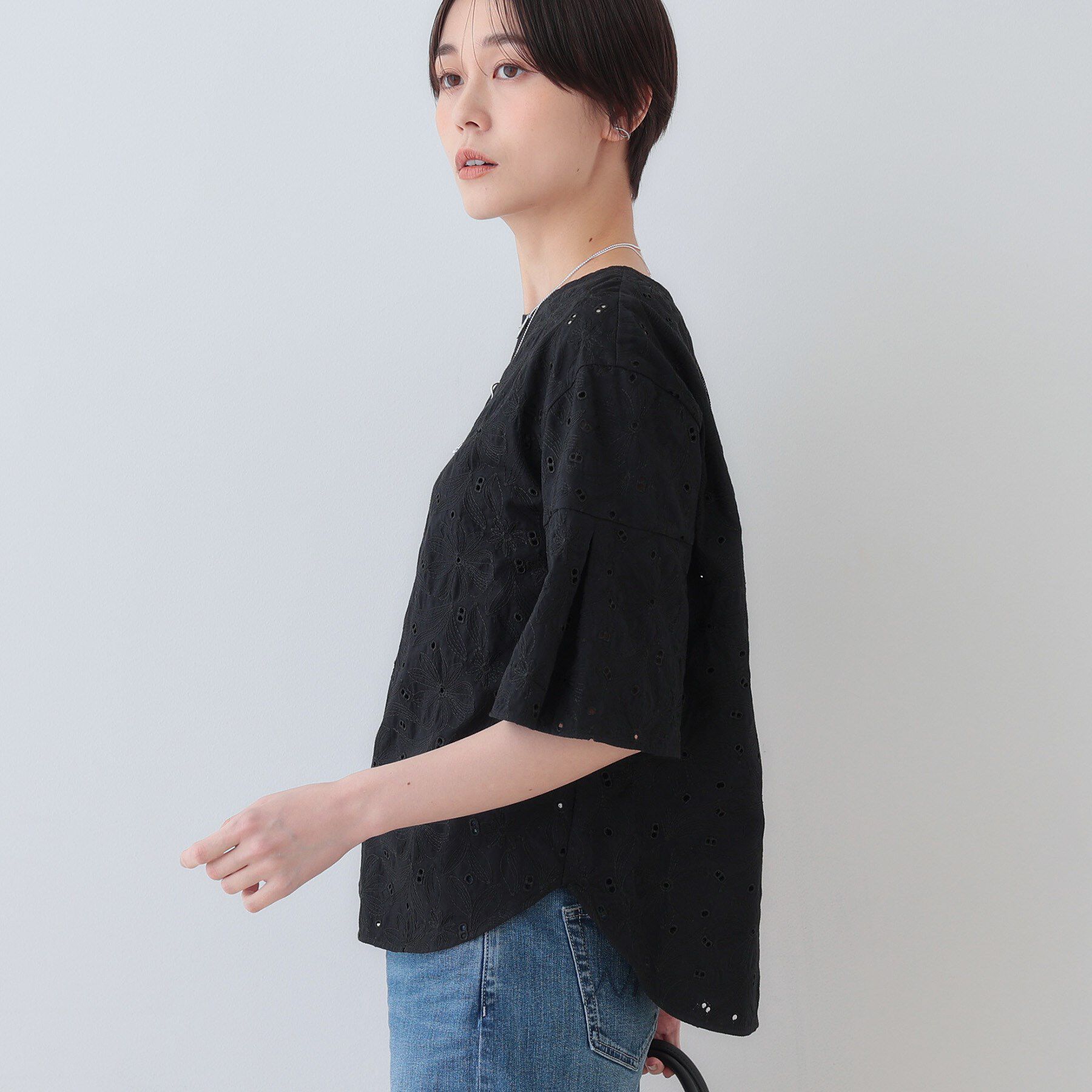 INDIVI「【洗える】フラワーカット刺繍フレアスリーブブラウス」|シャツ・ブラウス|