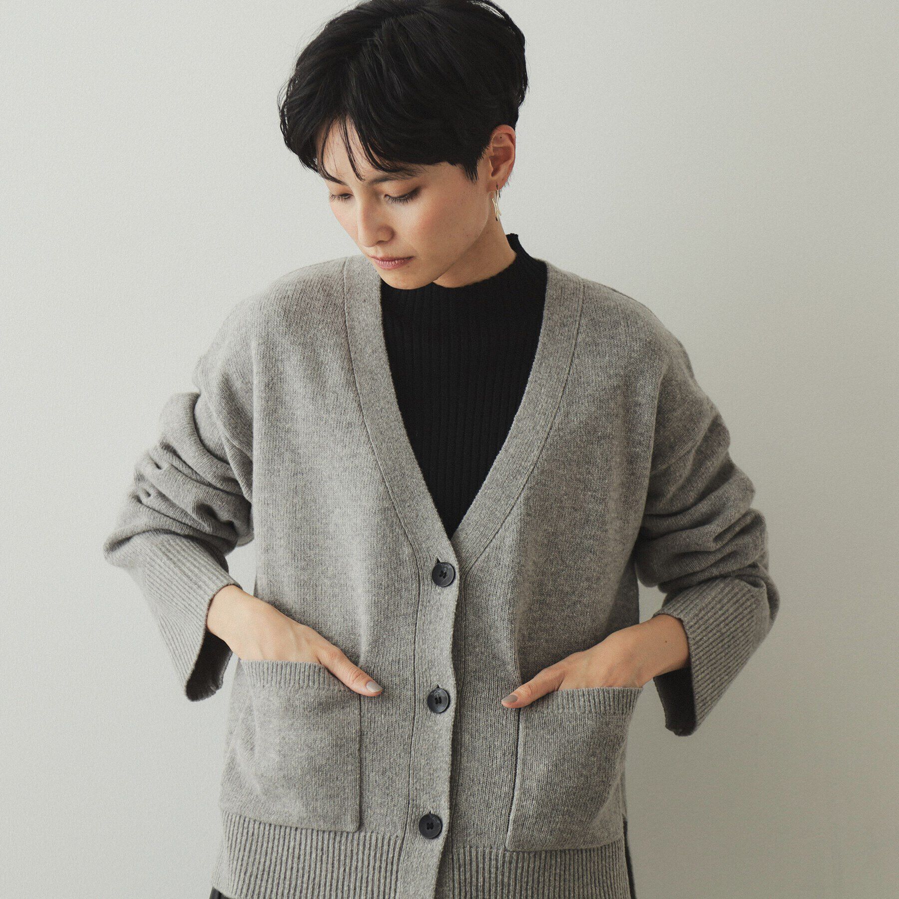 OPAQUE.CLIP「ミドルゲージVネックニットカーディガン／FILIVIVI・フィルビビ【洗える】」|カーディガン|グレー(012)