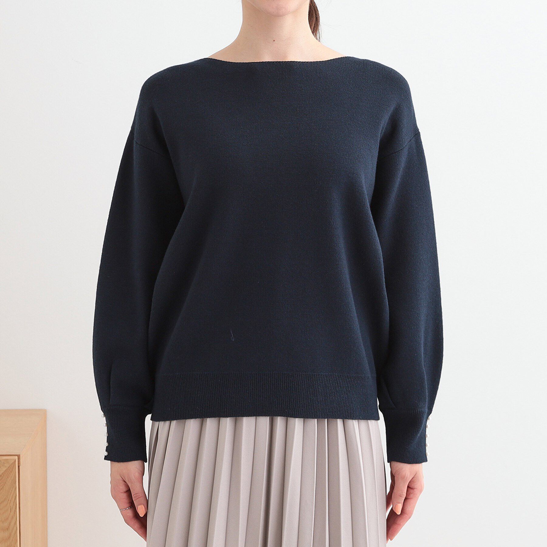 SHOO･LA･RUE「【洗える/S-LL】大人上品 お袖パール調ボタン付き ボートネックニット」|ニット・セーター|