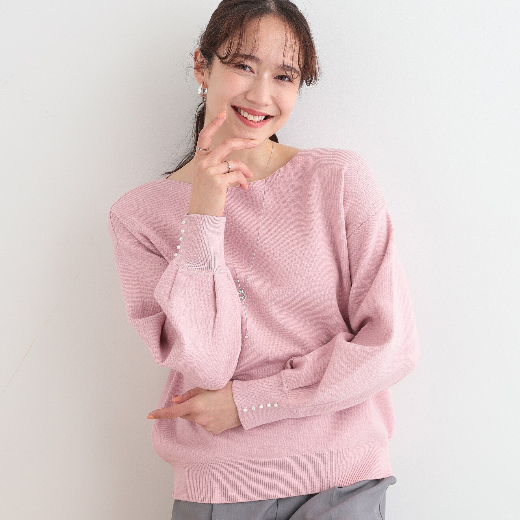 SHOO･LA･RUE「【洗える/S-LL】大人上品 お袖パール調ボタン付き ボートネックニット」|ニット・セーター|ピンク(071)