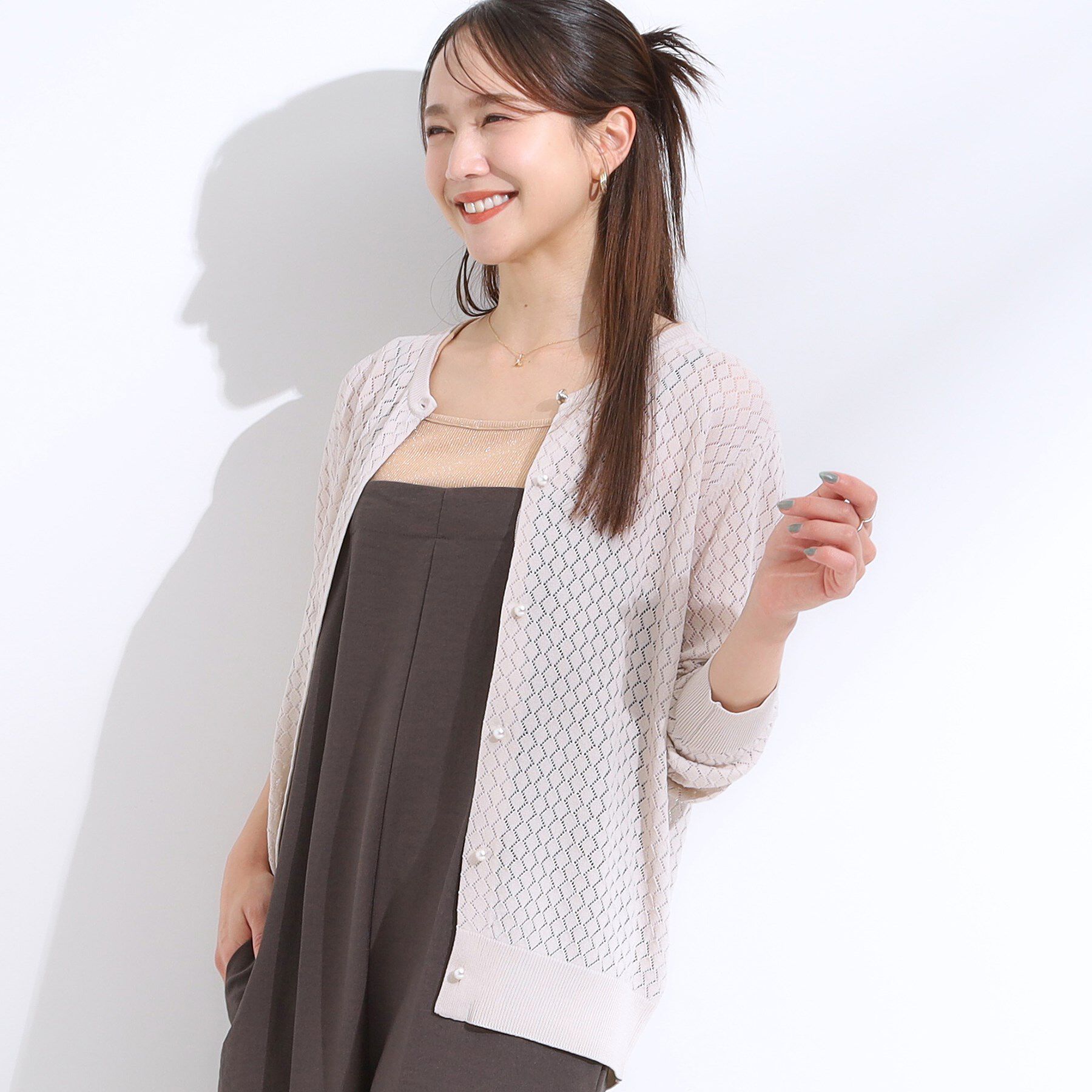 SHOO･LA･RUE「【S-LL】透かし編みが大人上品 マルチボタンニットカーディガン」|カーディガン|グレージュ(050)