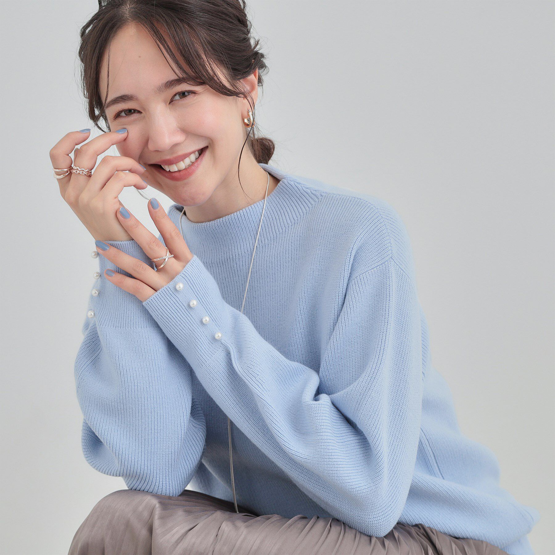 SHOO･LA･RUE「【洗濯機可/毛玉になりにくい】お袖パールで上品な ハイネックニット」|ニット・セーター|ブルー(091)