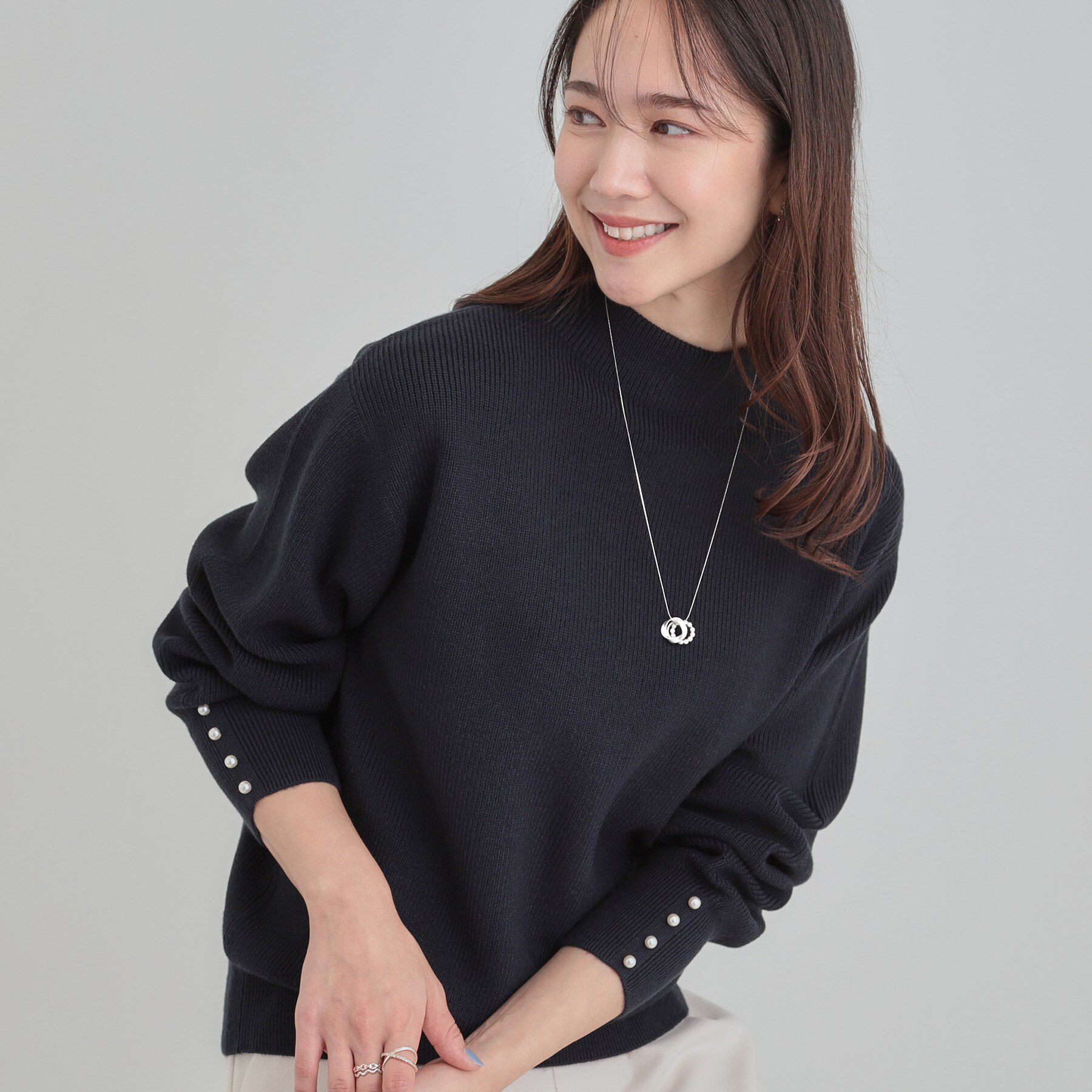 SHOO･LA･RUE「【洗濯機可/毛玉になりにくい】お袖パールで上品な ハイネックニット」|ニット・セーター|ネイビー(094)