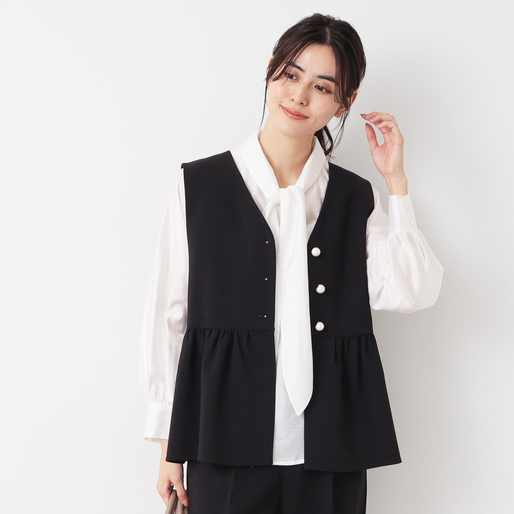 Dessin「【入卒/セレモニー/セットアップ可能/洗える】パール調ボタン付きペプラムジレ」|ベスト・ジレ|ブラック(019)